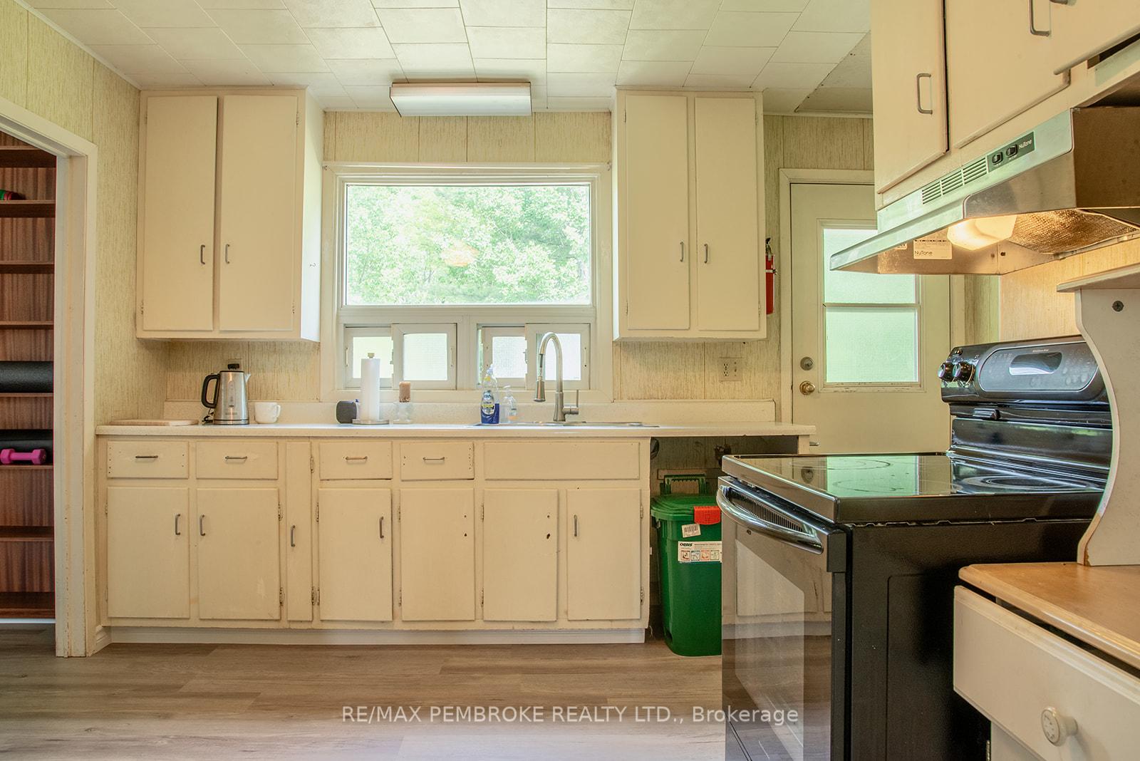 Photo 7 of 92 Algonquin Street, Deep River — HOMEH