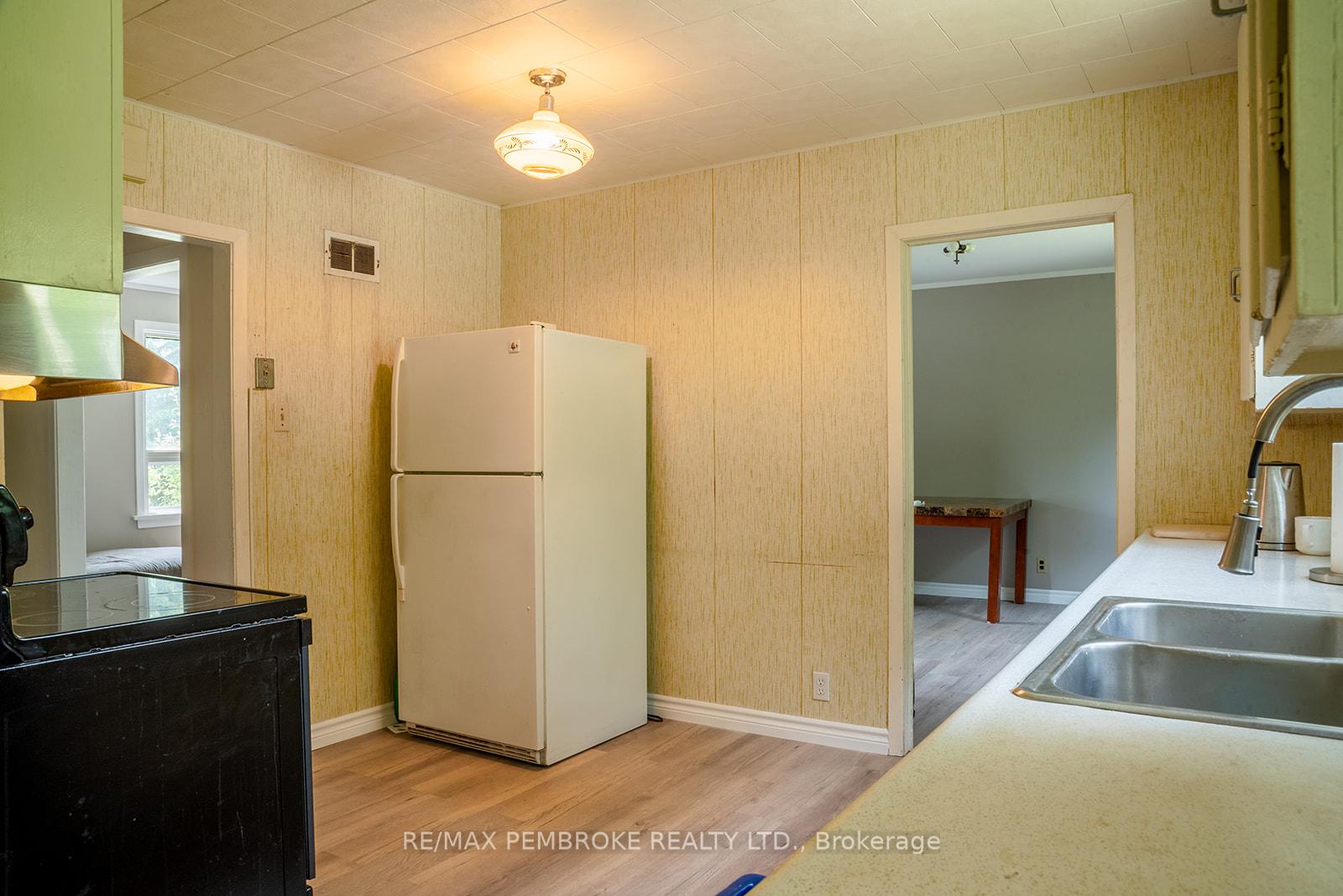 Photo 8 of 92 Algonquin Street, Deep River — HOMEH