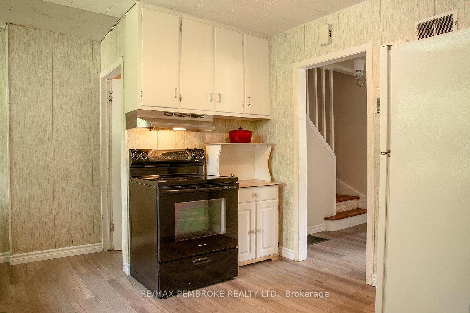 Photo 9 of 92 Algonquin Street, Deep River — HOMEH