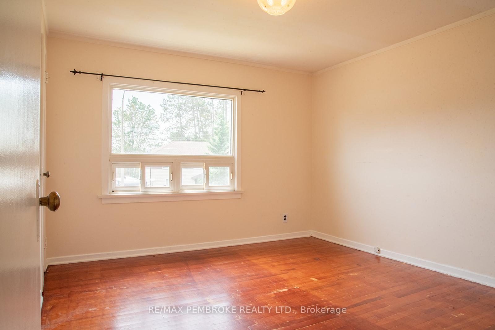 Photo 19 of 92 Algonquin Street, Deep River — HOMEH