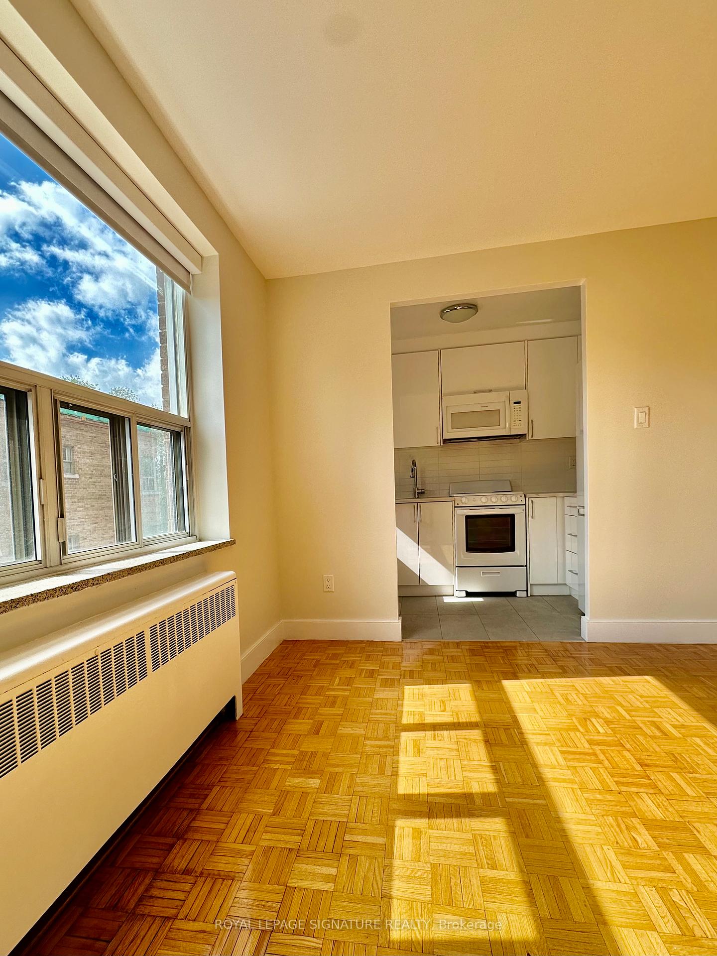 Photo 3 of Unit 405, 1291 Bayview Avenue, Toronto, Leaside — HOMEH