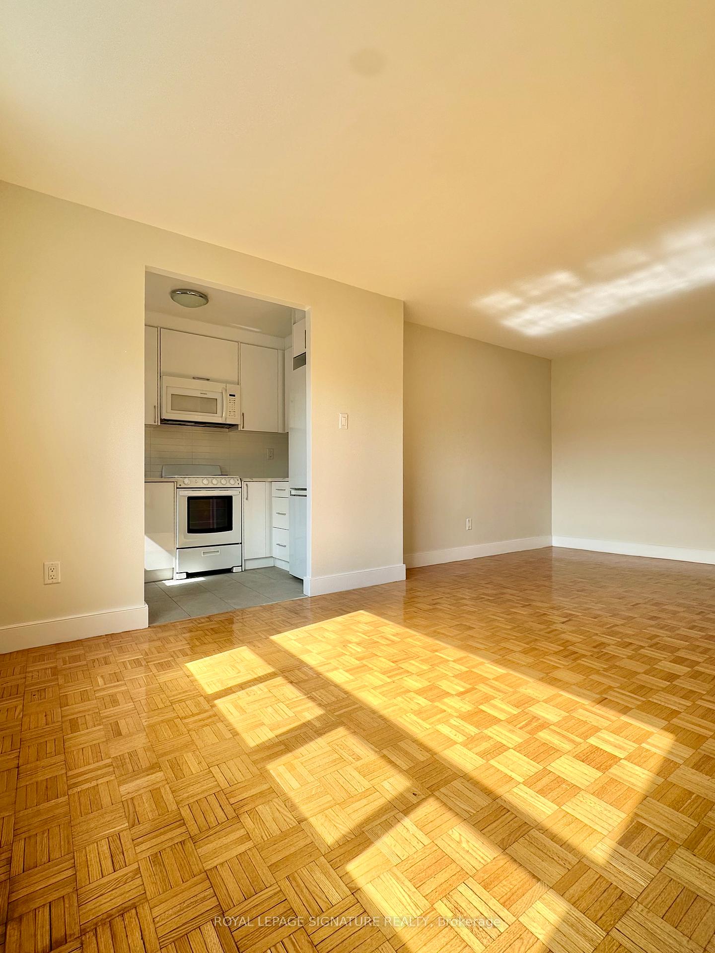 Photo 4 of Unit 405, 1291 Bayview Avenue, Toronto, Leaside — HOMEH