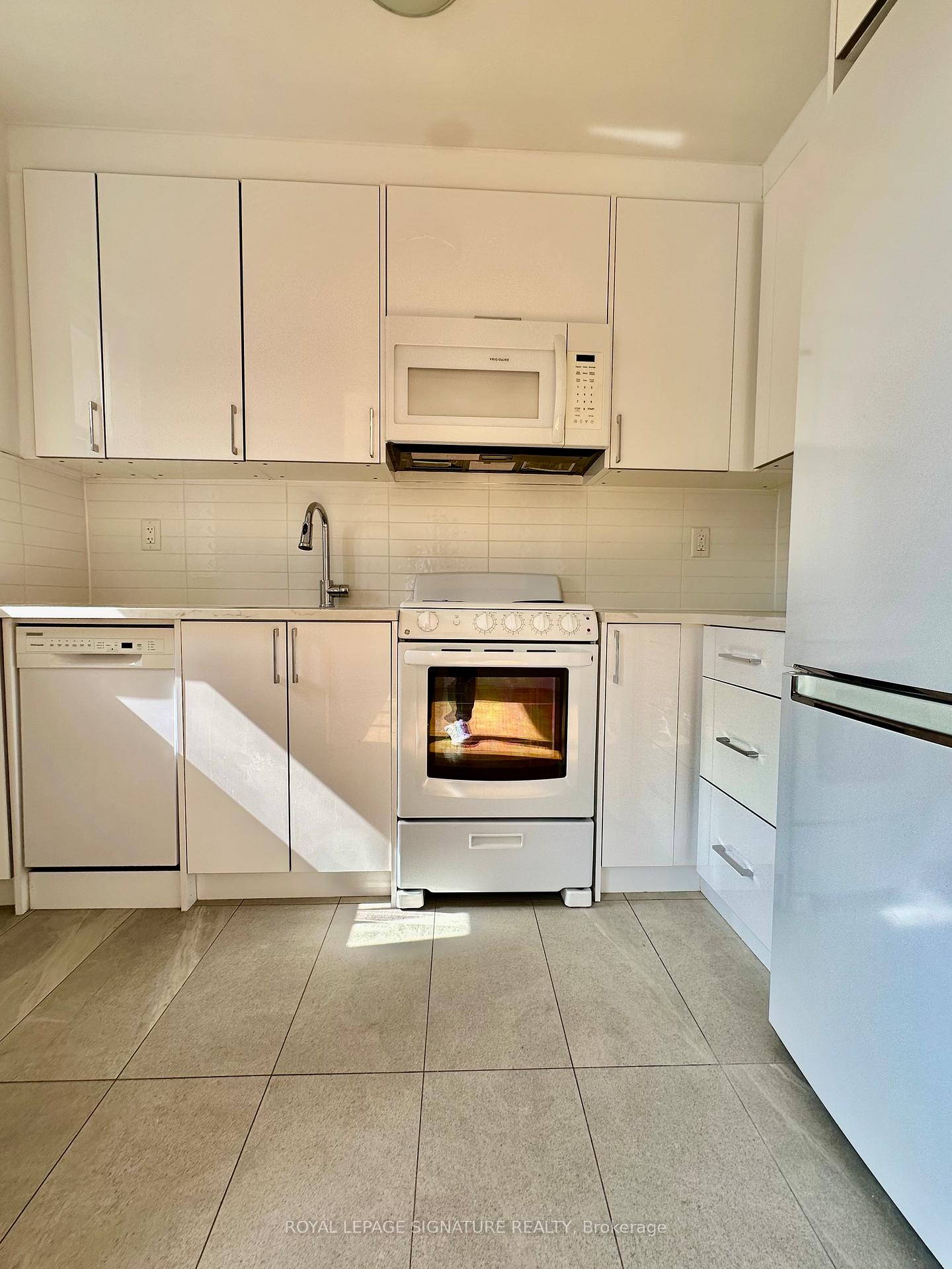 Photo 5 of Unit 405, 1291 Bayview Avenue, Toronto, Leaside — HOMEH