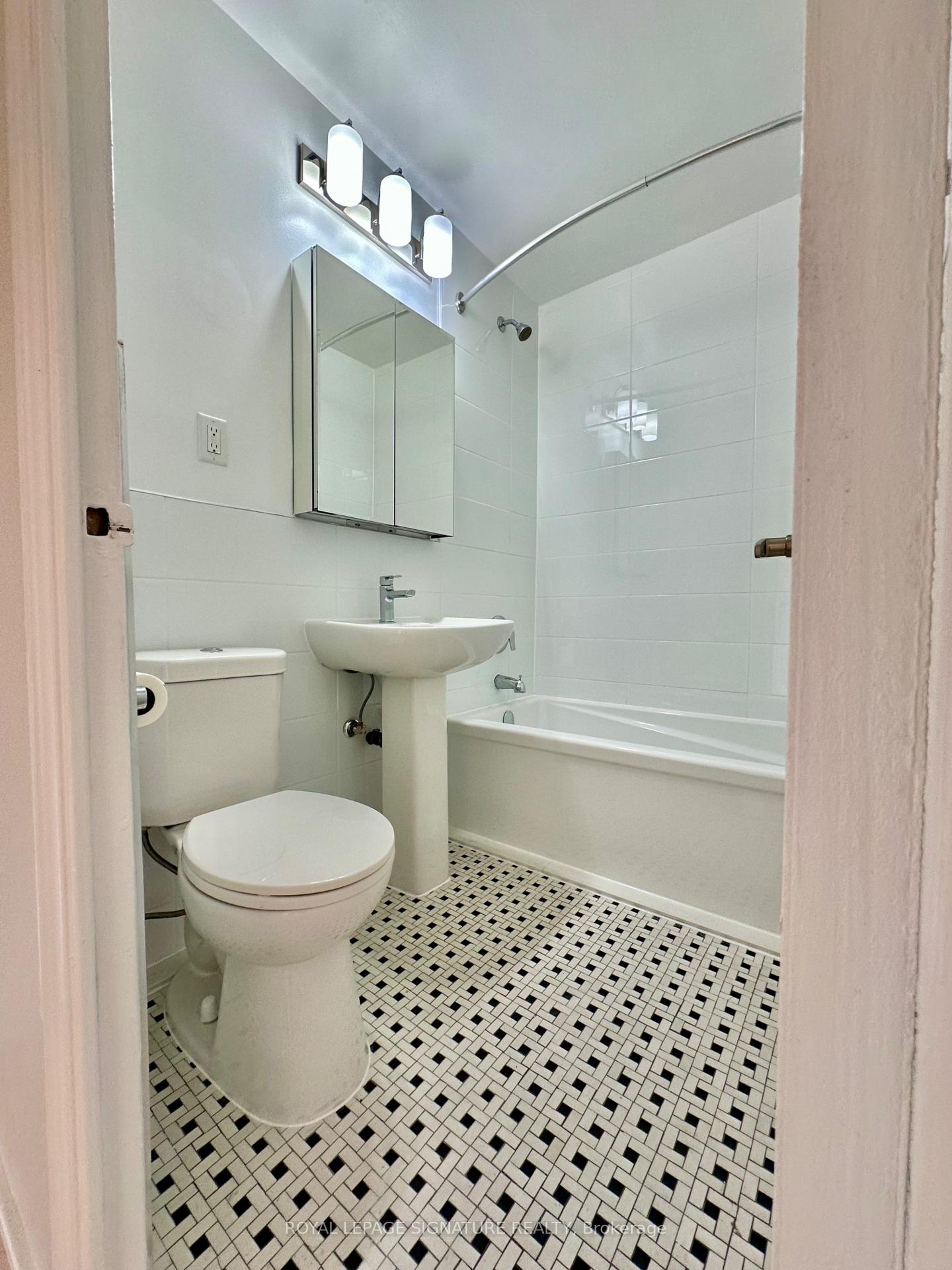 Photo 10 of Unit 405, 1291 Bayview Avenue, Toronto, Leaside — HOMEH
