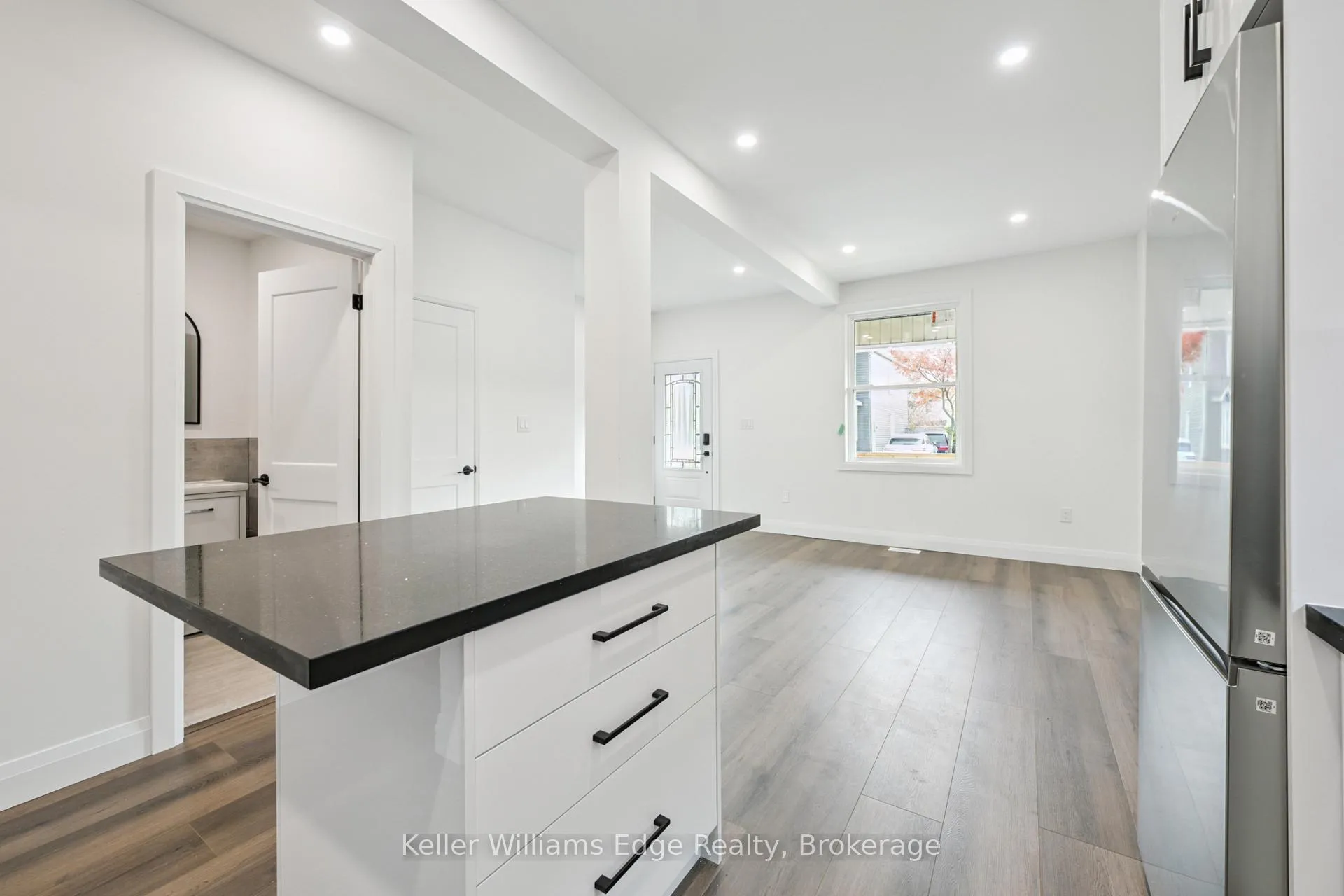 Photo 16 of 161 Weir Street N, Hamilton, Homeside — HOMEH