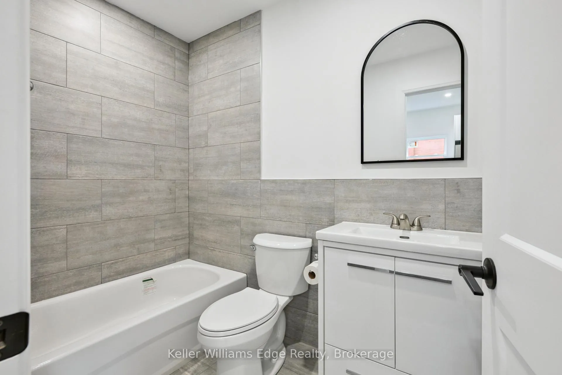 Photo 18 of 161 Weir Street N, Hamilton, Homeside — HOMEH
