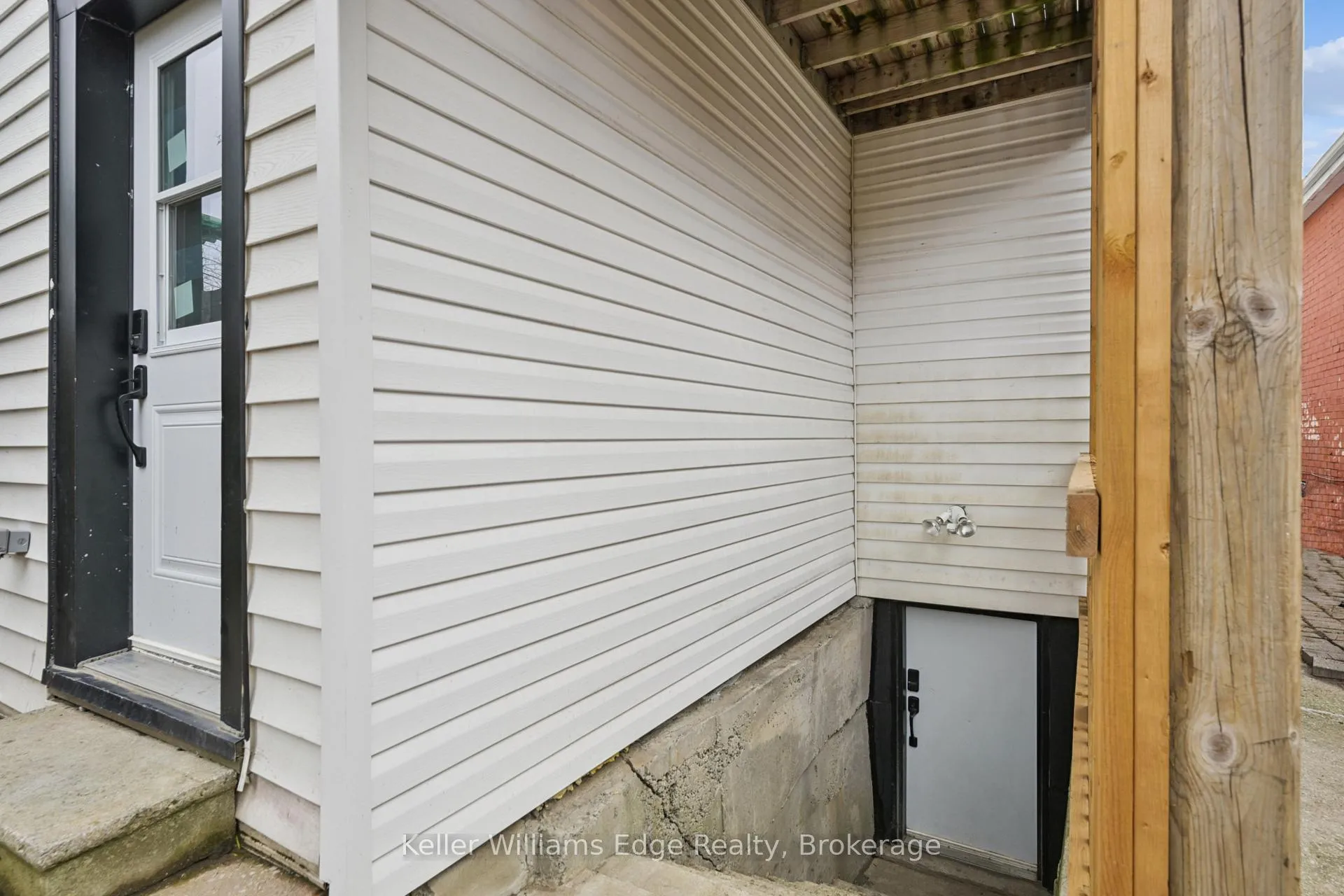 Photo 24 of 161 Weir Street N, Hamilton, Homeside — HOMEH