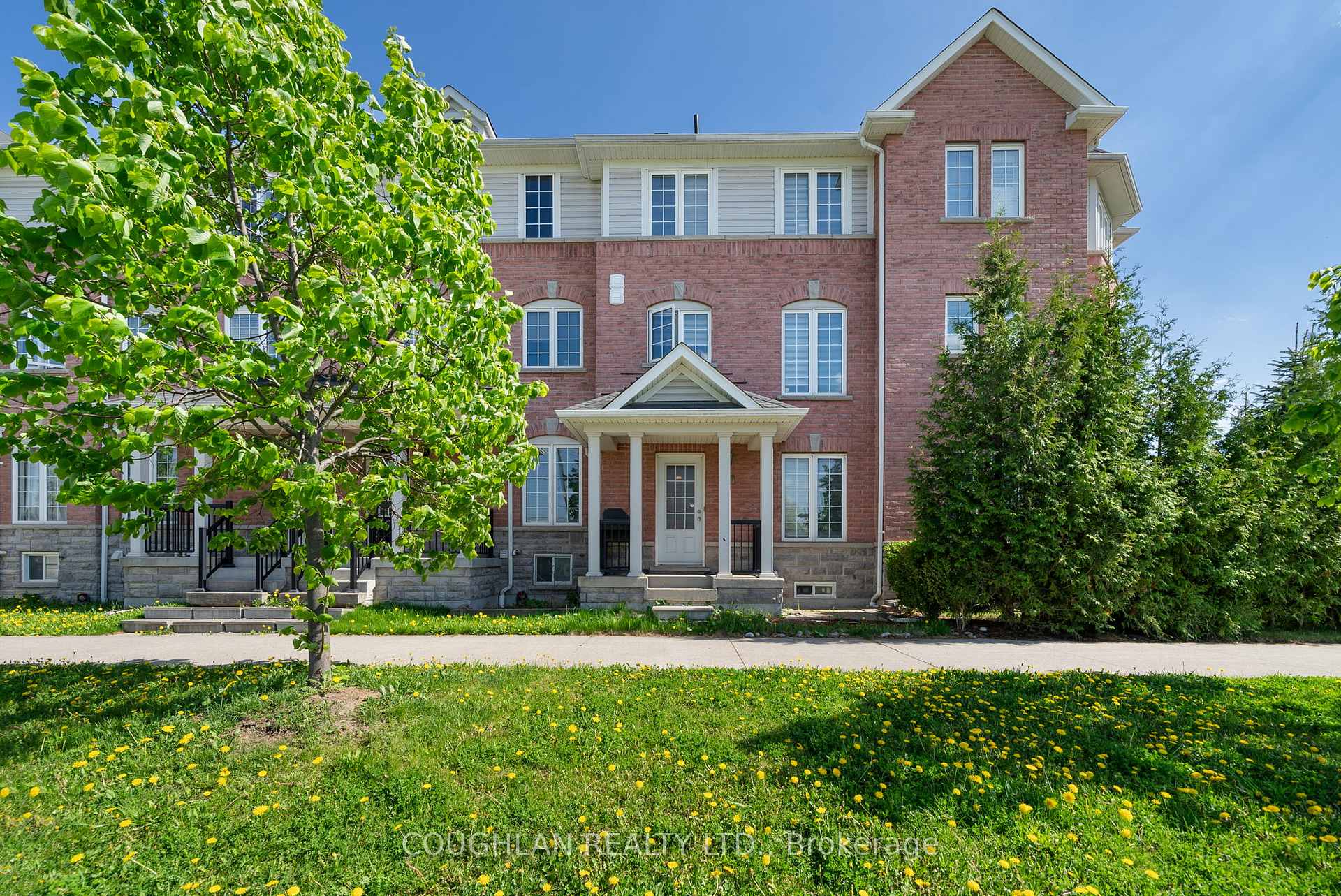 Front of 541 Rossland Road E