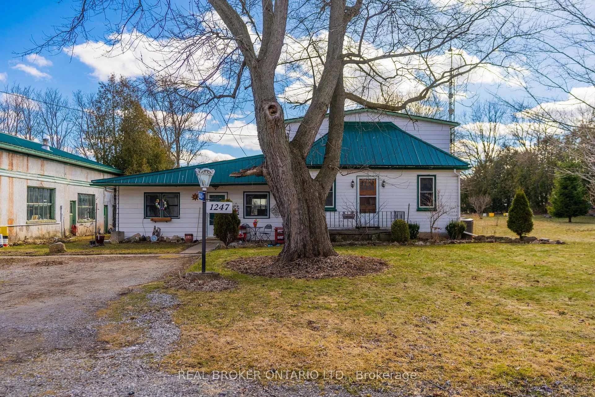 Photo 3 of 1247 Old 8 Highway, Hamilton, Rural Flamborough — HOMEH