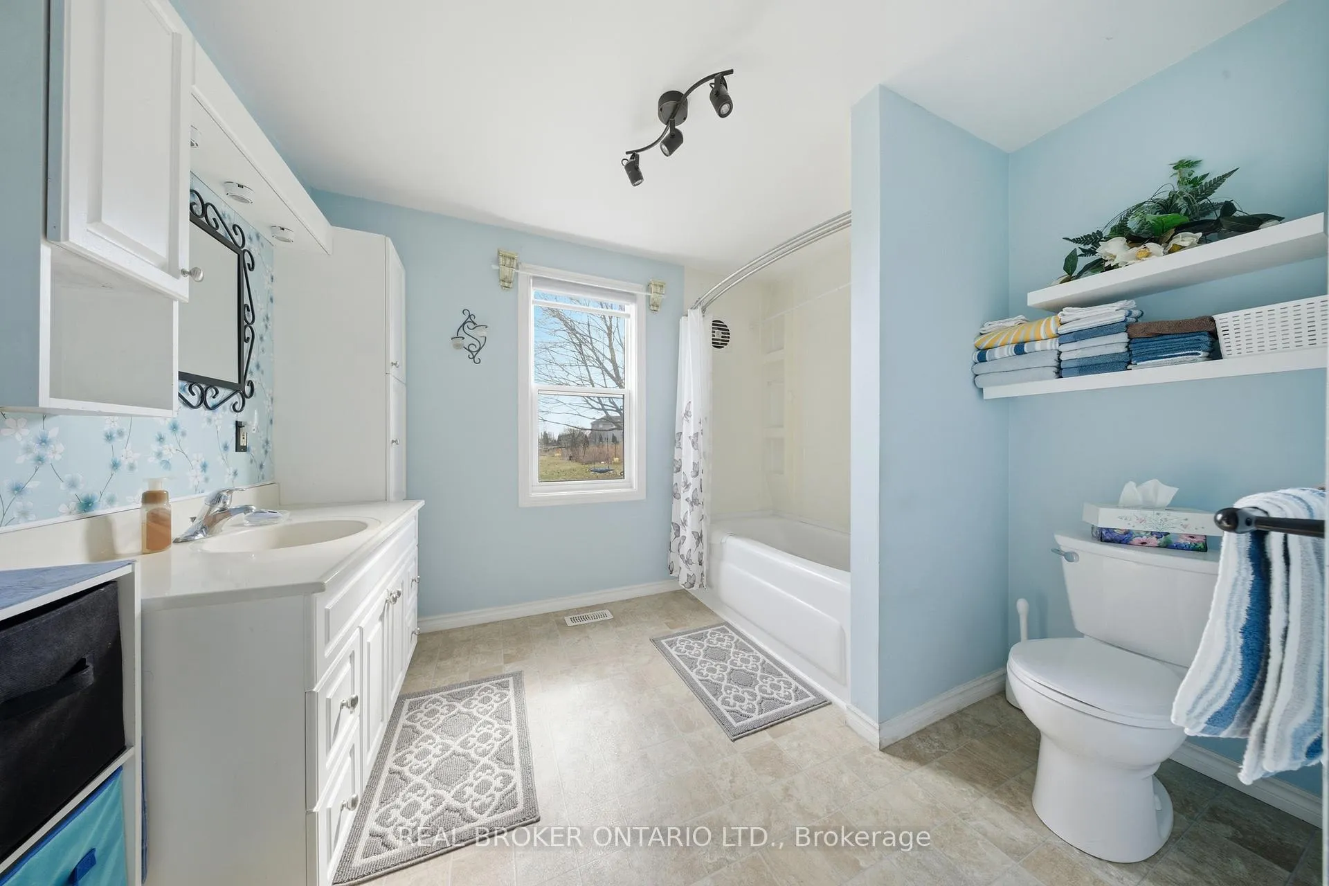 Photo 17 of 1247 Old 8 Highway, Hamilton, Rural Flamborough — HOMEH