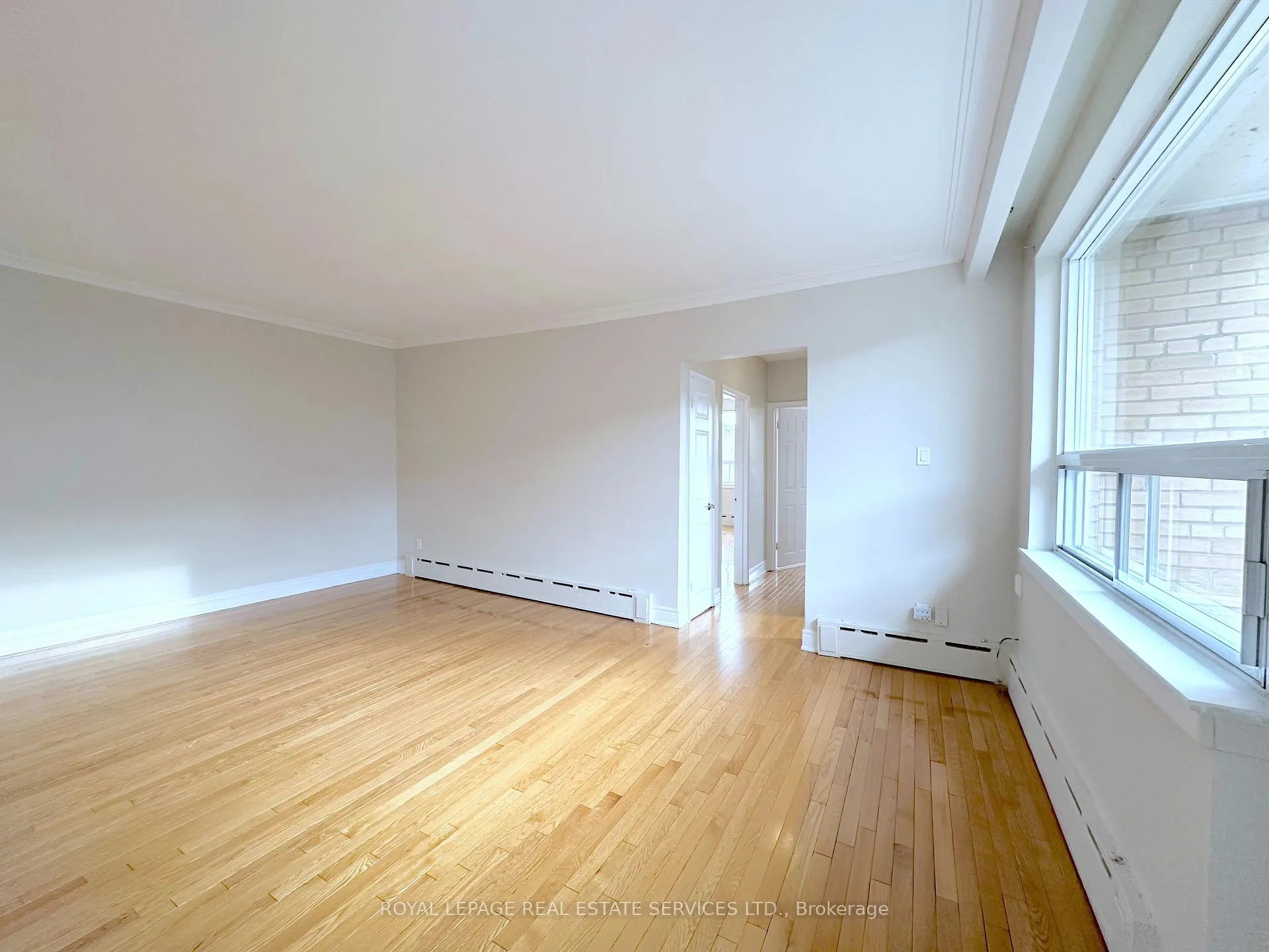 Photo 3 of Unit 8, 104 Rajah Street, Toronto, Englemount-Lawrence — HOMEH