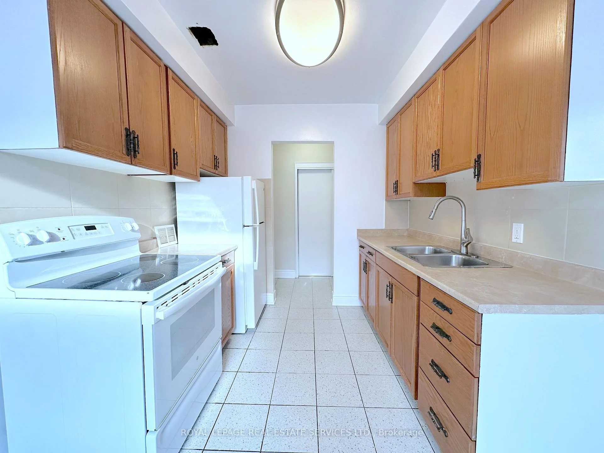 Photo 5 of Unit 8, 104 Rajah Street, Toronto, Englemount-Lawrence — HOMEH