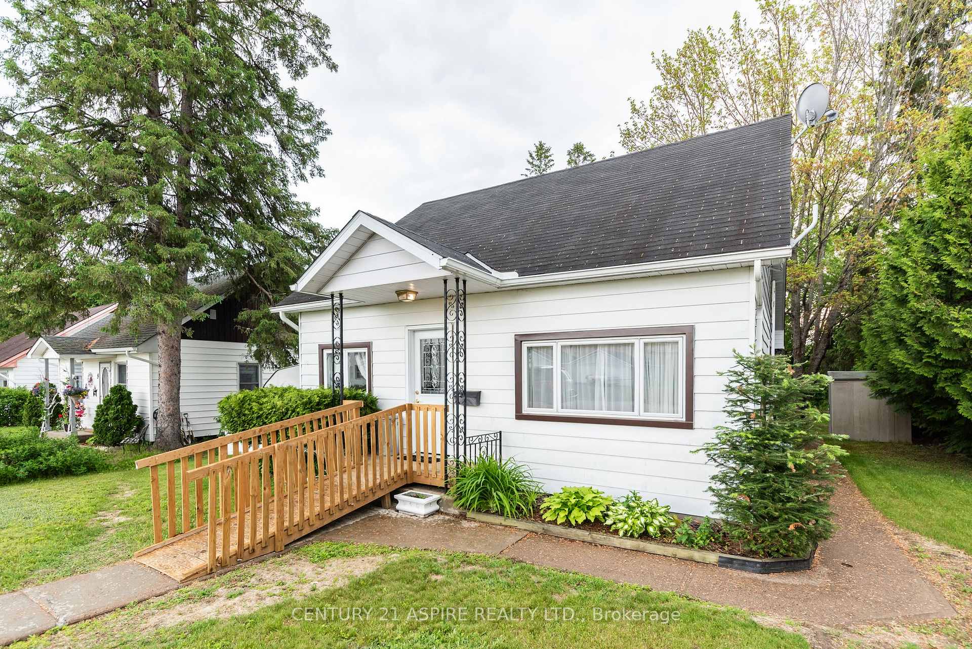 Photo 3 of 11 Troyes Street, Deep River — HOMEH