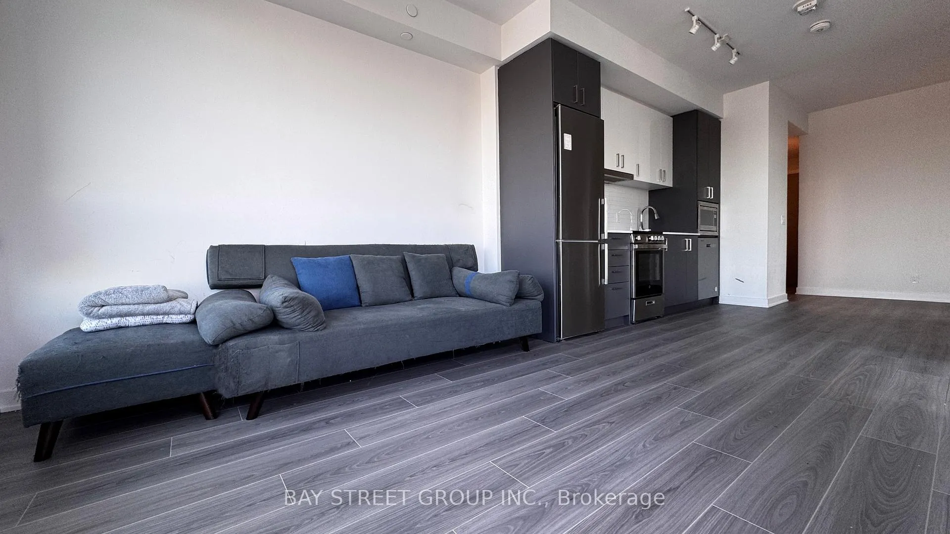 Photo 5 of Unit 1008, 50 Upper Mall Way, Vaughan, Brownridge — HOMEH