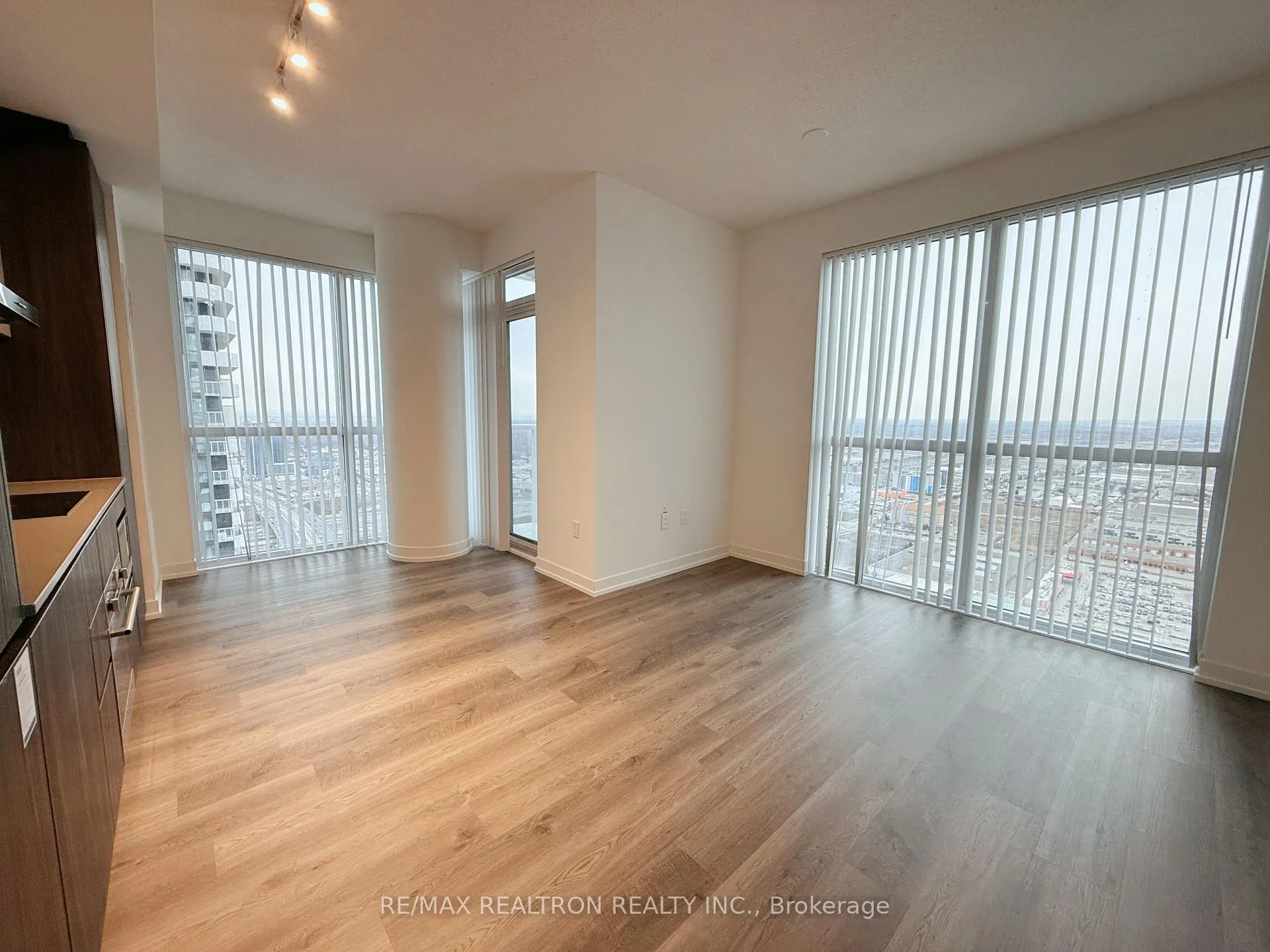 Photo 5 of Unit 4502, 8 Interchange Way, Vaughan, Vaughan Corporate Centre — HOMEH