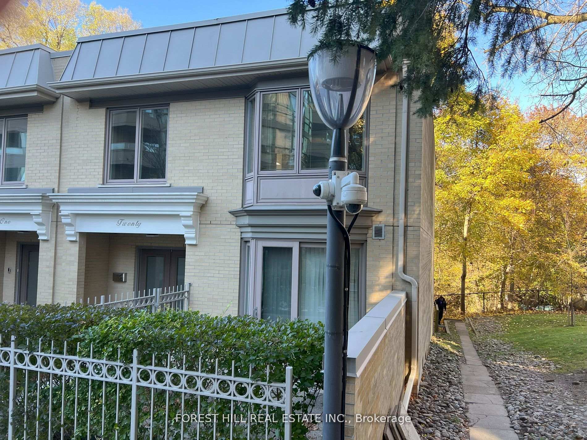 Photo 4 of 20 Lower Village Gate, Toronto, Forest Hill South — HOMEH