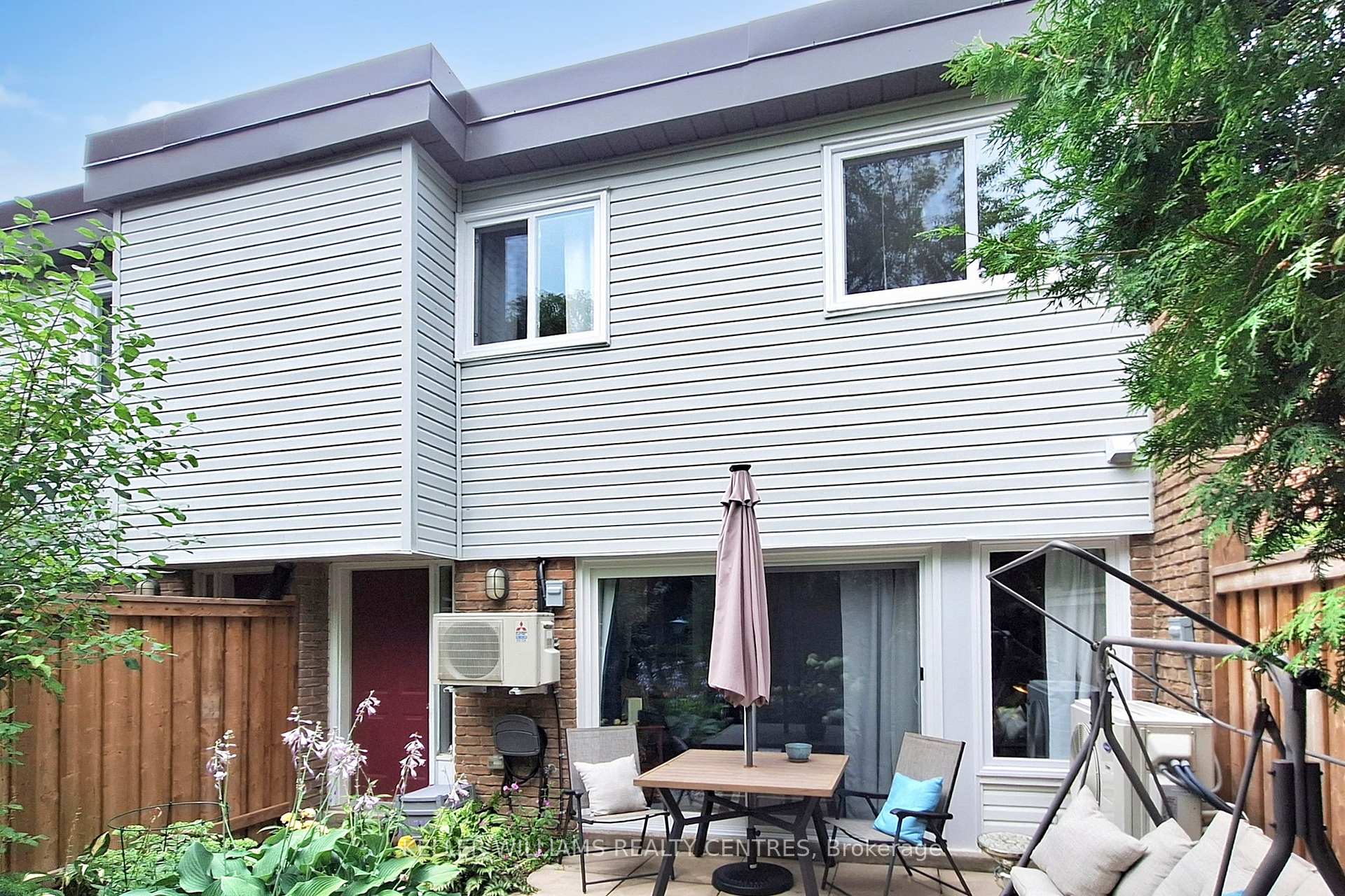 Photo 2 of Unit 85, 237 Milestone Crescent, Aurora, Aurora Village — HOMEH