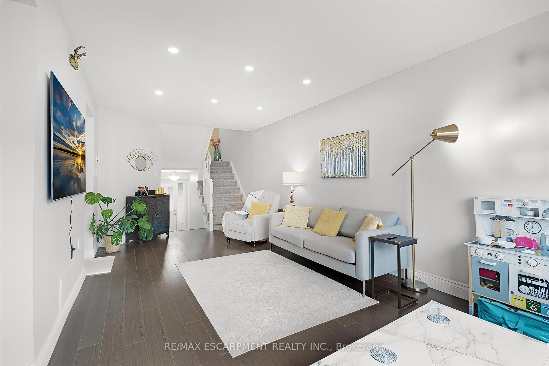 Photo 4 of Unit 27, 104 Frances Avenue, Hamilton, Lakeshore — HOMEH