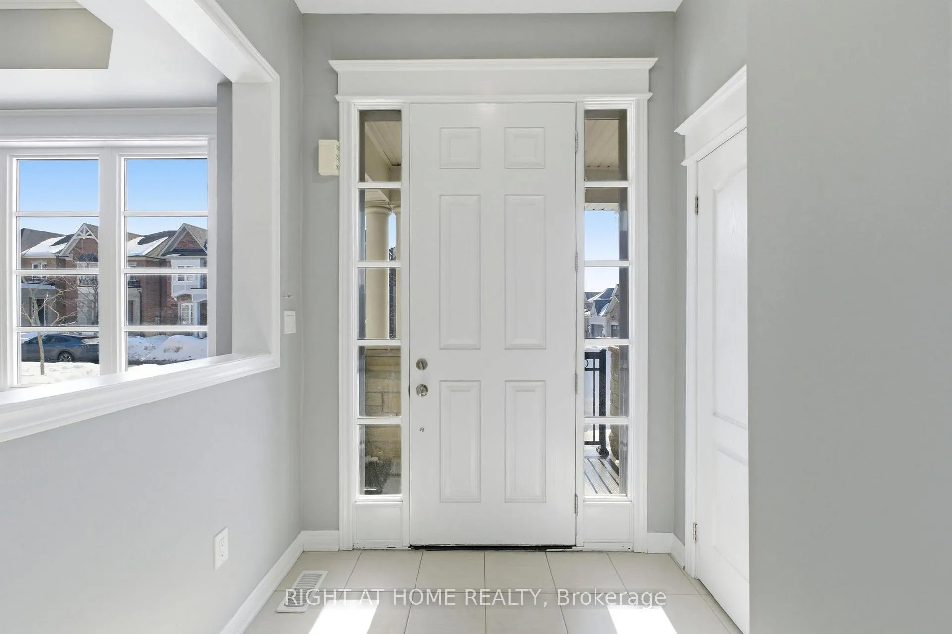 Photo 3 of 200 Paradelle Drive, Richmond Hill, Oak Ridges Lake Wilcox — HOMEH