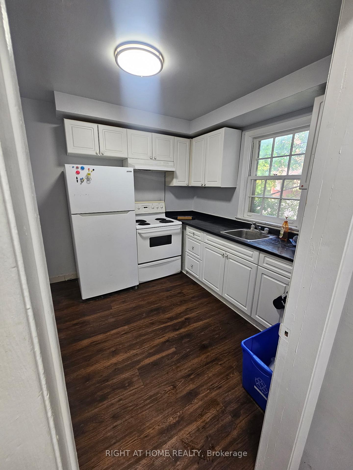 Photo 3 of 302 Westcourt Place, Waterloo, Beechwood — HOMEH