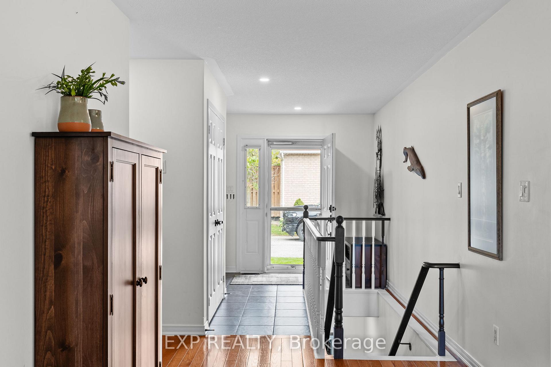 Photo 3 of Unit 7, 318 Little Avenue, Barrie, Painswick North — HOMEH