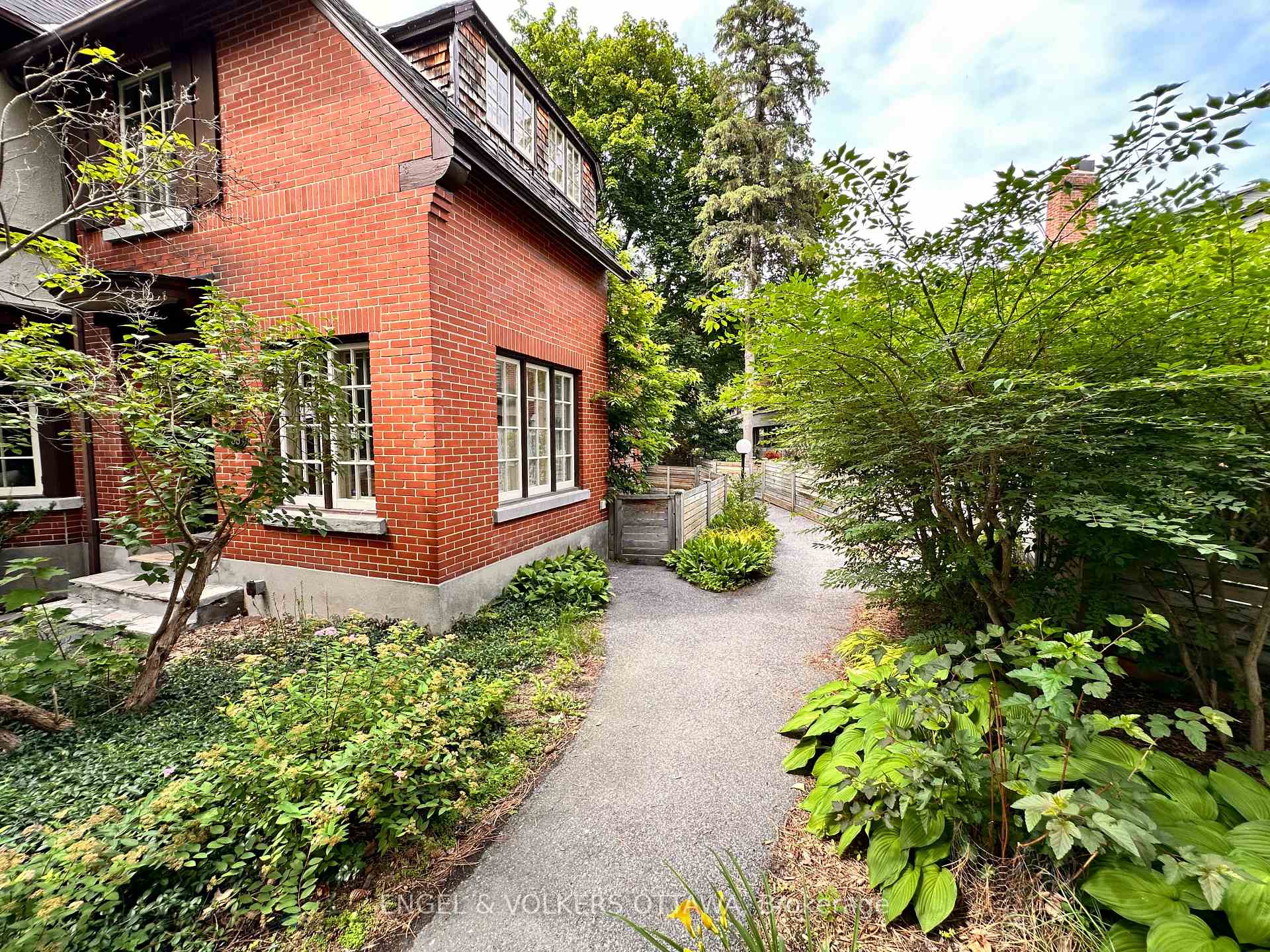 Photo 3 of 33 Belvedere Crescent, Ottawa, Lindenlea — HOMEH
