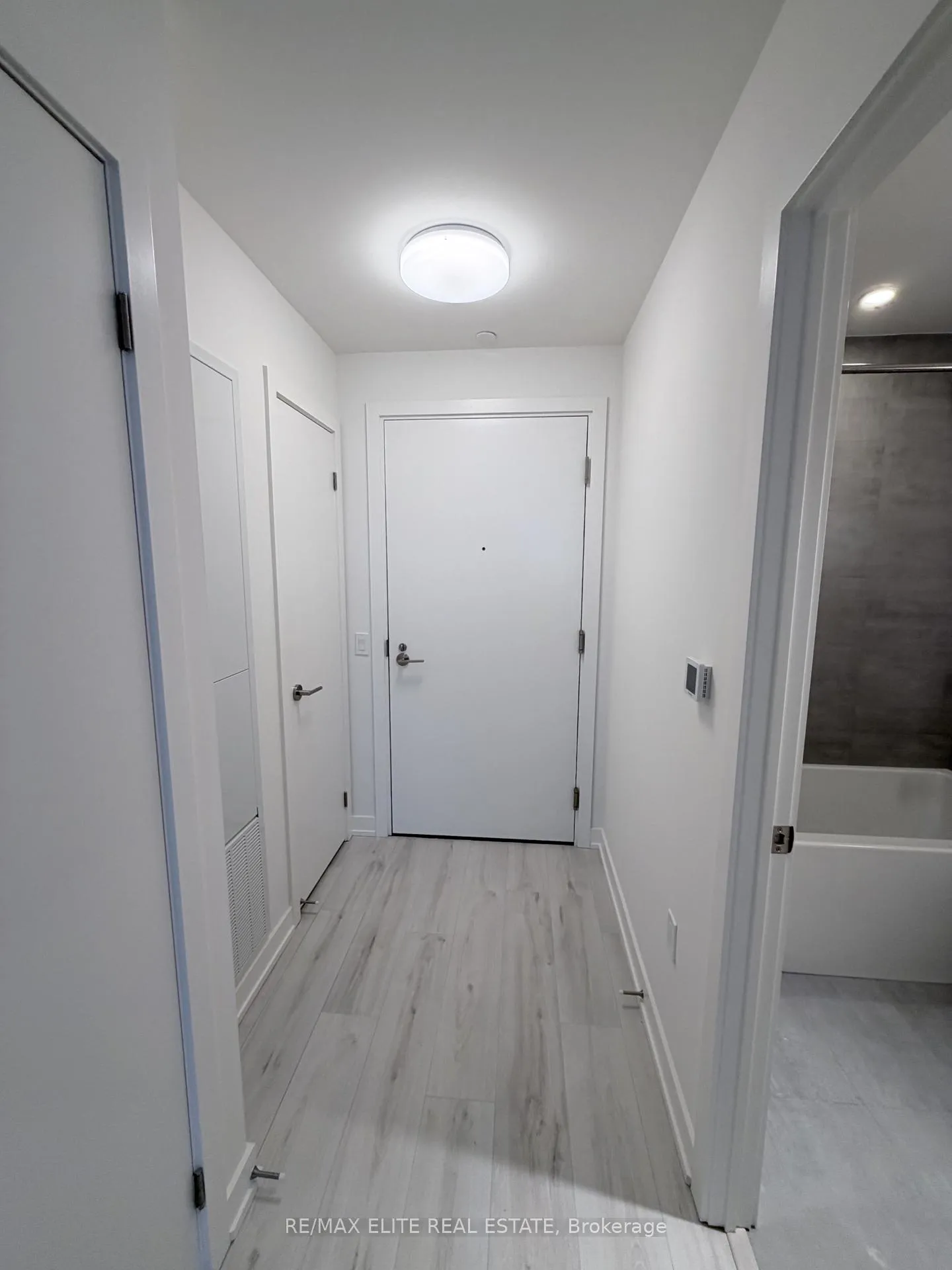 Photo 2 of Unit 2011S, 110 Broadway Avenue, Toronto, Mount Pleasant West — HOMEH