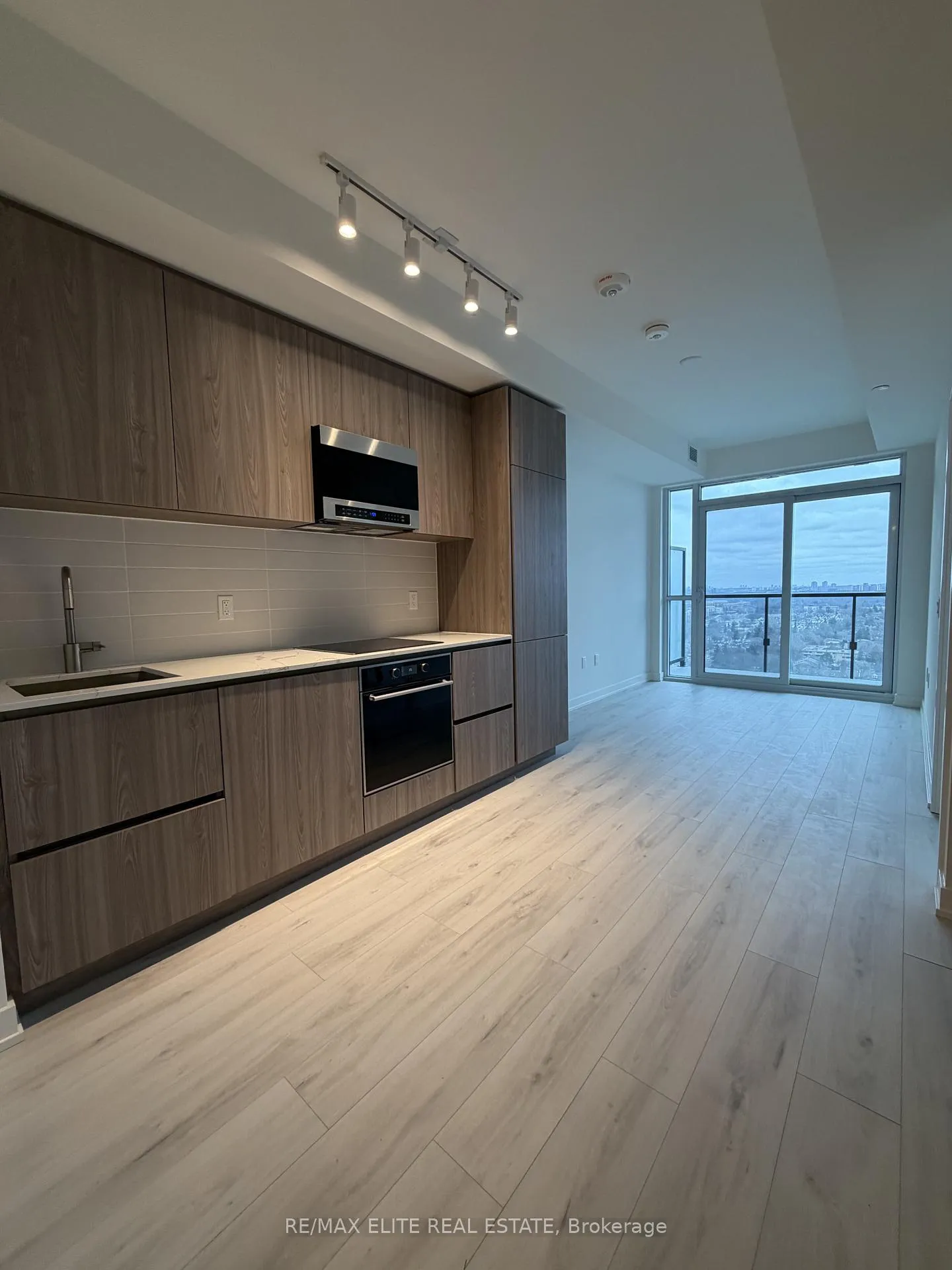 Photo 3 of Unit 2011S, 110 Broadway Avenue, Toronto, Mount Pleasant West — HOMEH