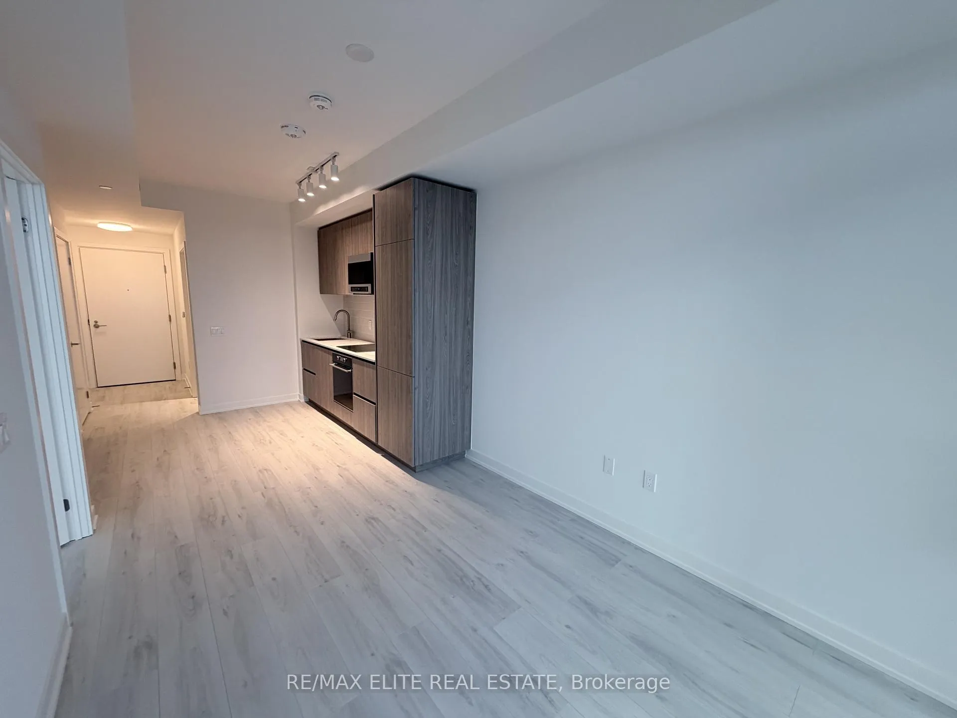 Photo 4 of Unit 2011S, 110 Broadway Avenue, Toronto, Mount Pleasant West — HOMEH