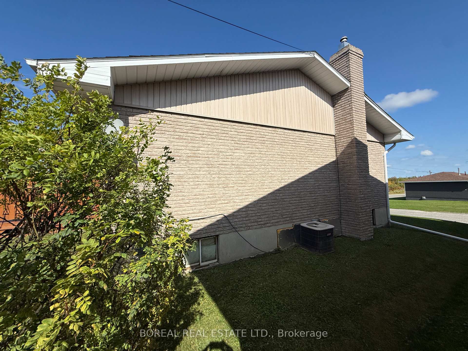 Photo 3 of 35 Eighteenth Avenue, Cochrane — HOMEH