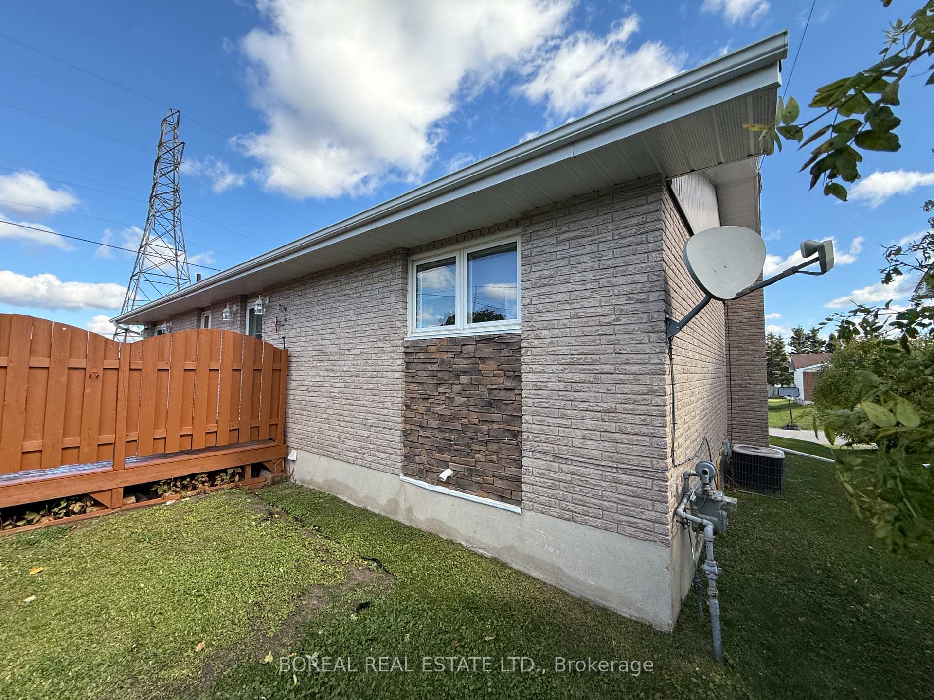 Photo 6 of 35 Eighteenth Avenue, Cochrane — HOMEH