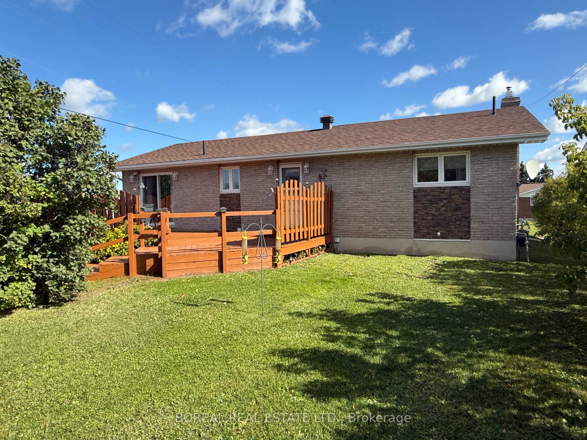 Photo 10 of 35 Eighteenth Avenue, Cochrane — HOMEH