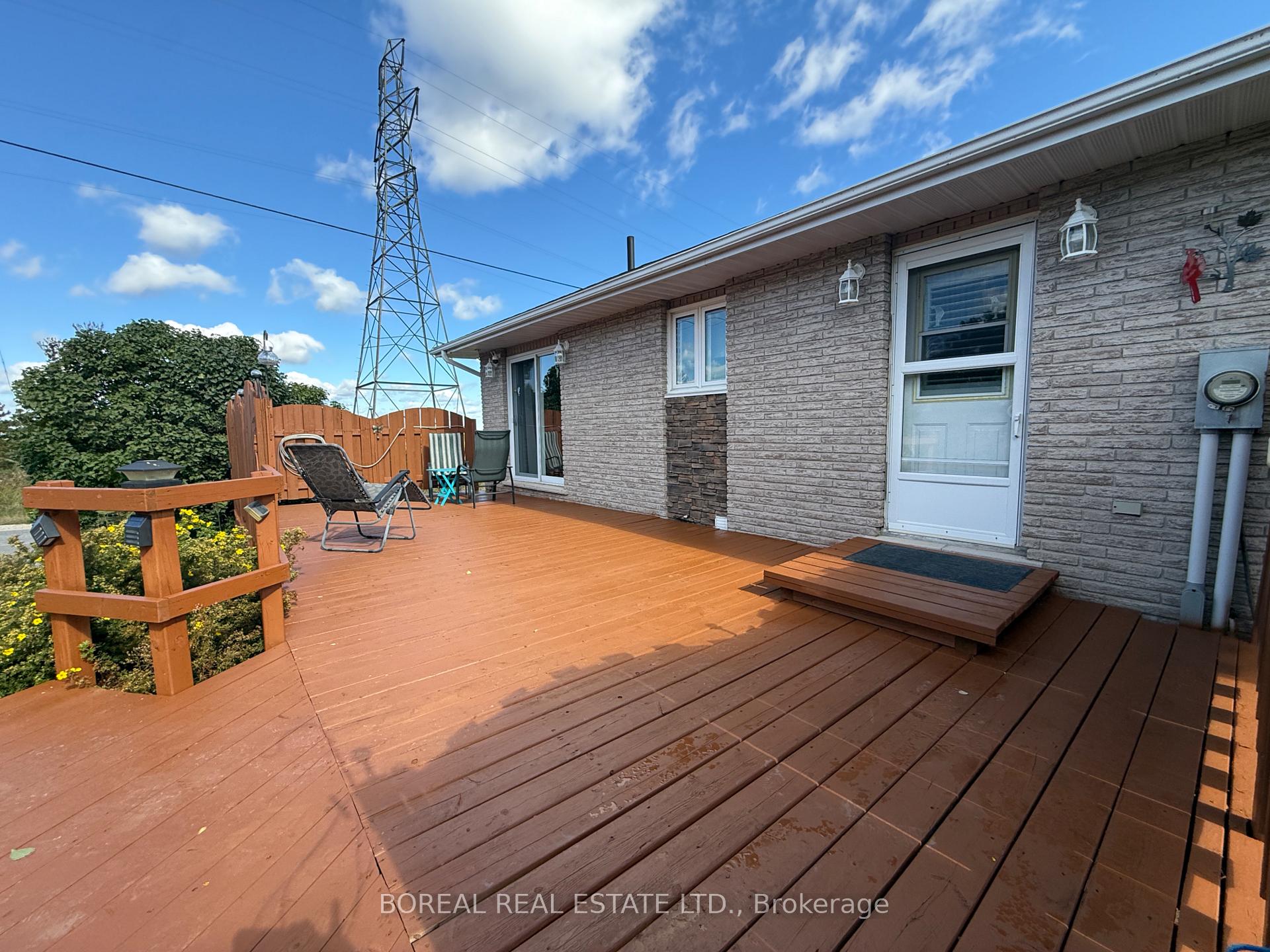 Photo 4 of 35 Eighteenth Avenue, Cochrane — HOMEH