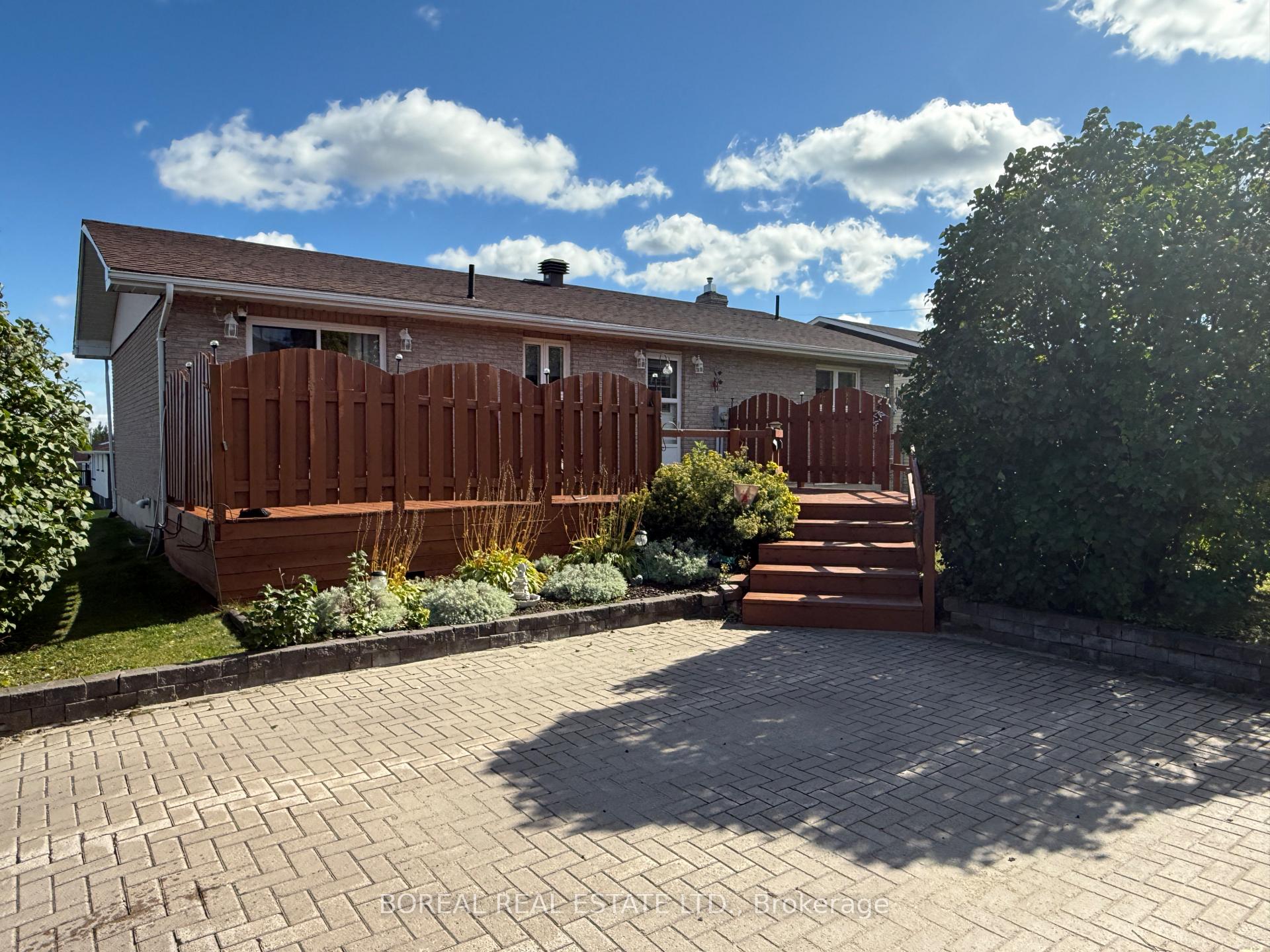 Photo 5 of 35 Eighteenth Avenue, Cochrane — HOMEH