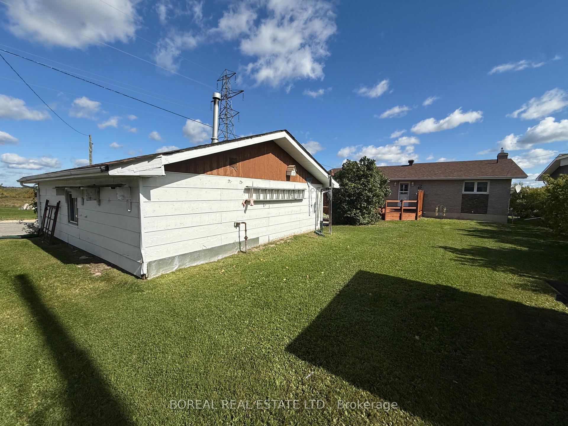 Photo 12 of 35 Eighteenth Avenue, Cochrane — HOMEH