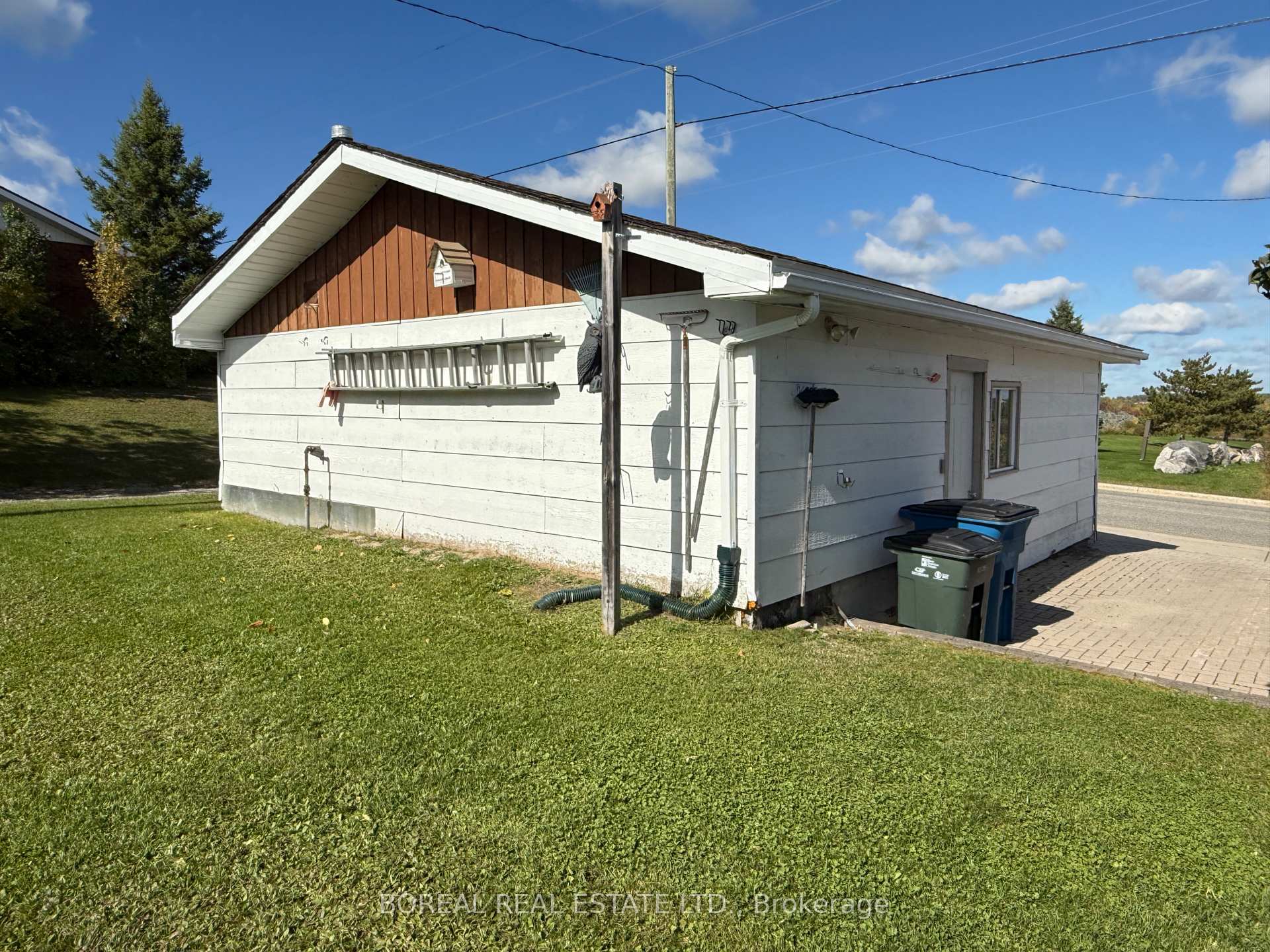 Photo 16 of 35 Eighteenth Avenue, Cochrane — HOMEH