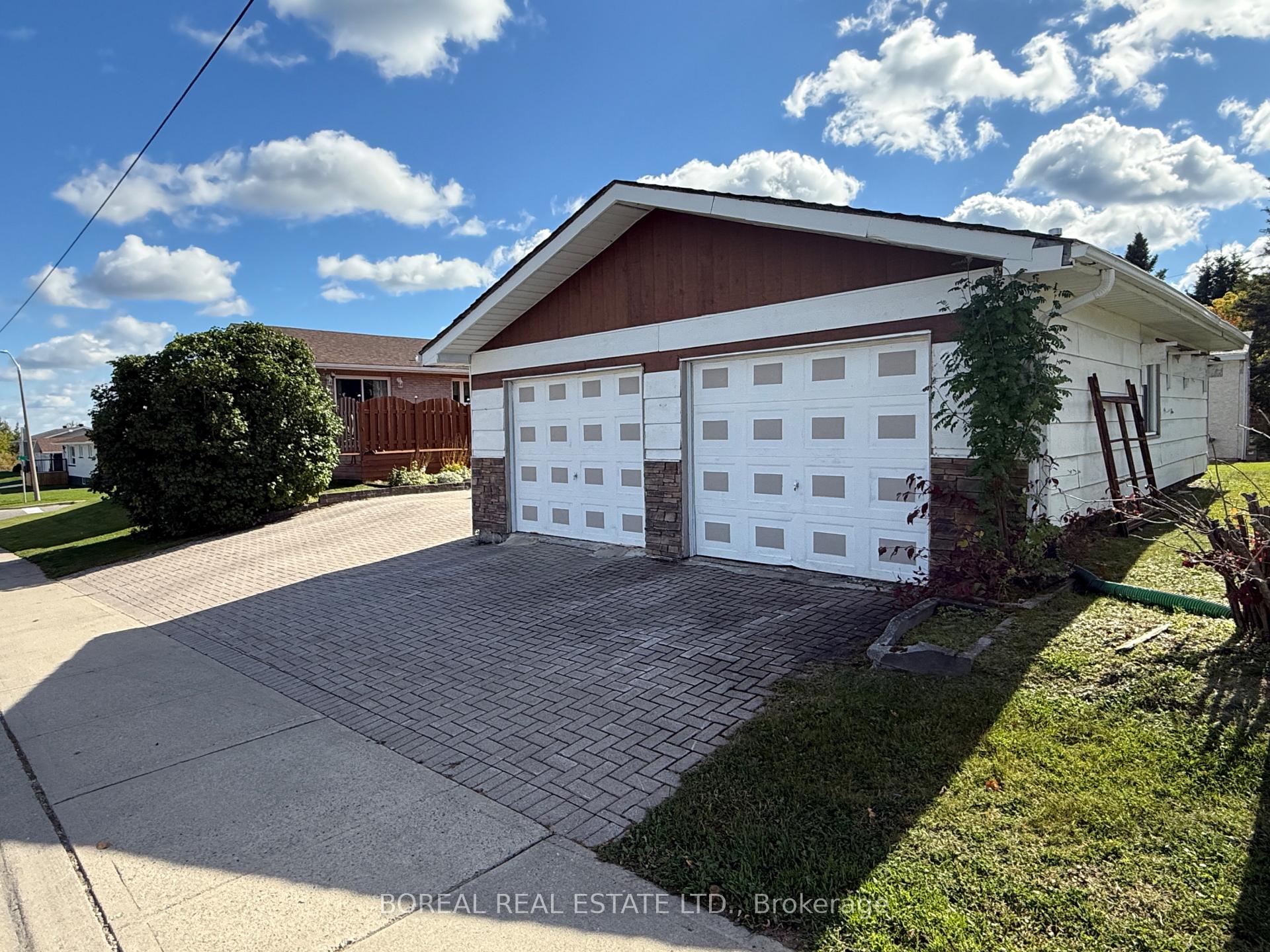 Photo 15 of 35 Eighteenth Avenue, Cochrane — HOMEH