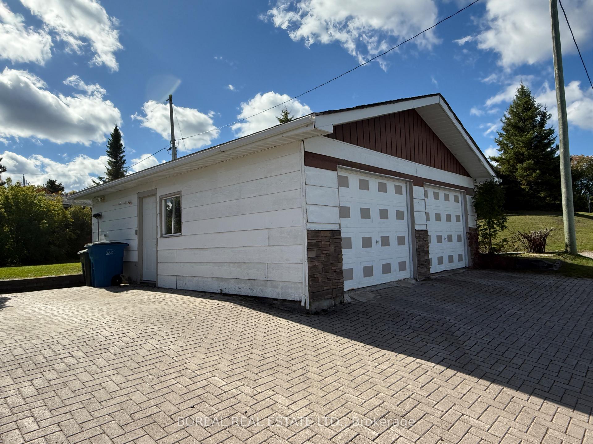 Photo 9 of 35 Eighteenth Avenue, Cochrane — HOMEH