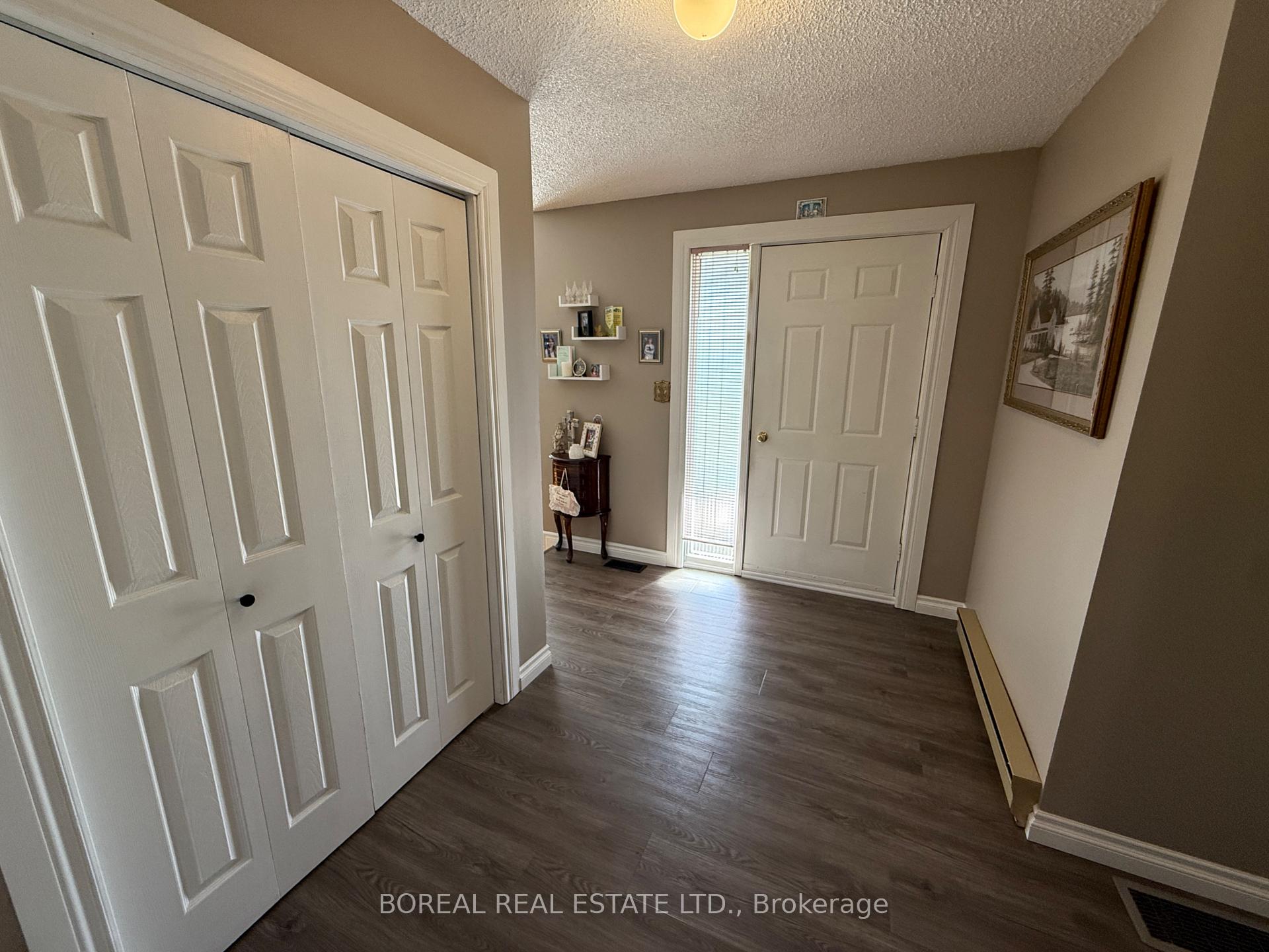 Photo 17 of 35 Eighteenth Avenue, Cochrane — HOMEH