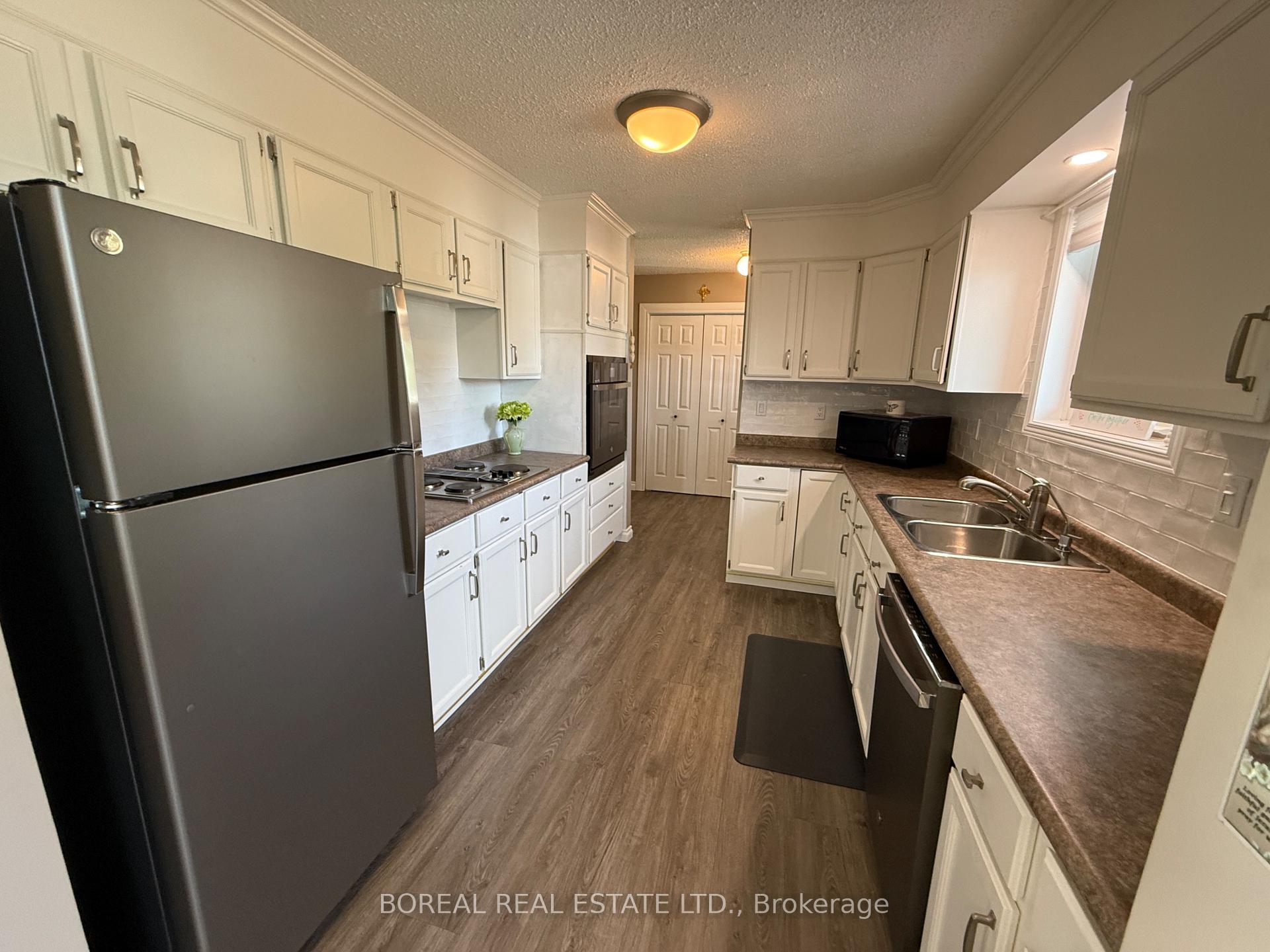 Photo 18 of 35 Eighteenth Avenue, Cochrane — HOMEH