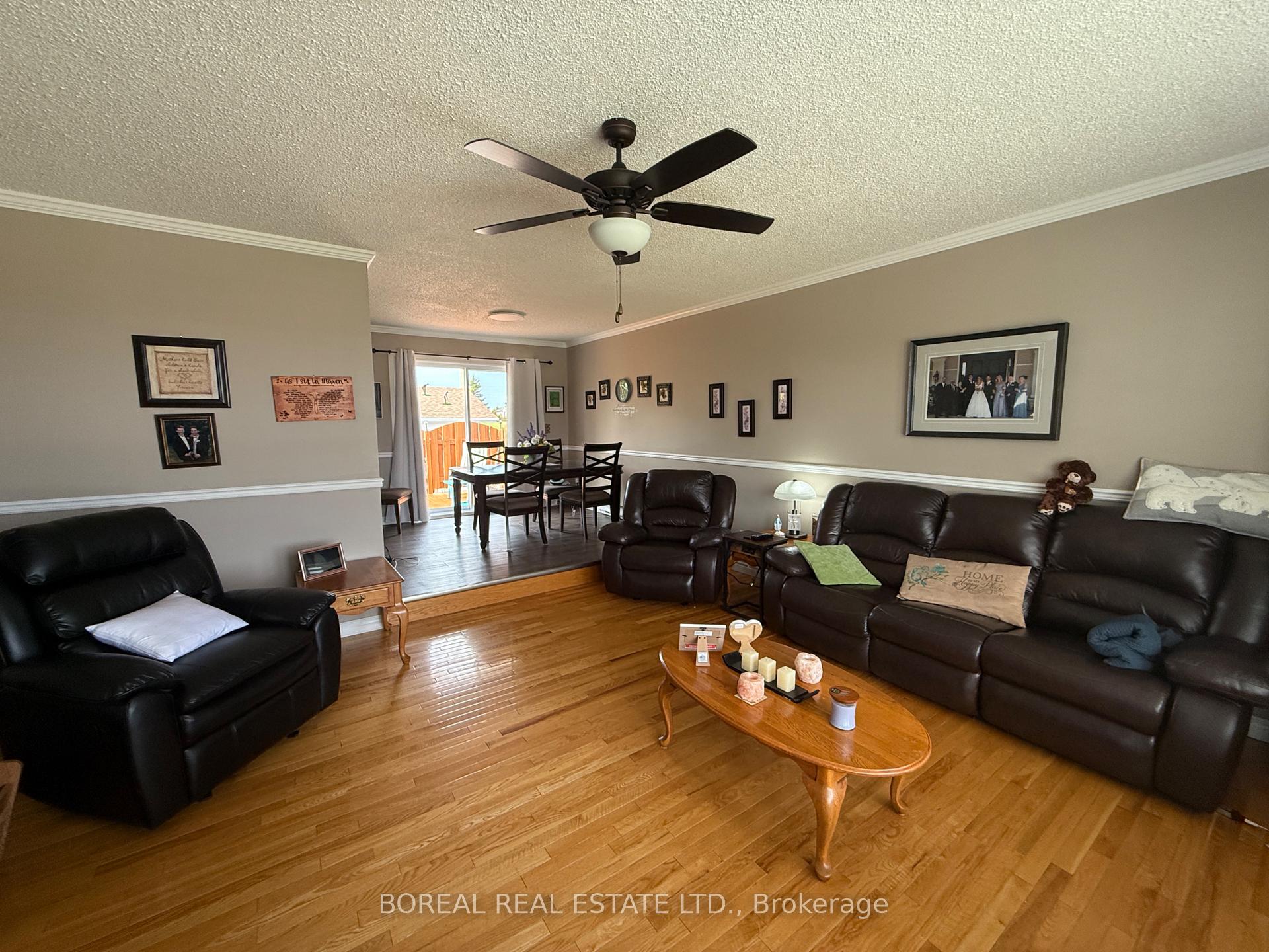 Photo 22 of 35 Eighteenth Avenue, Cochrane — HOMEH