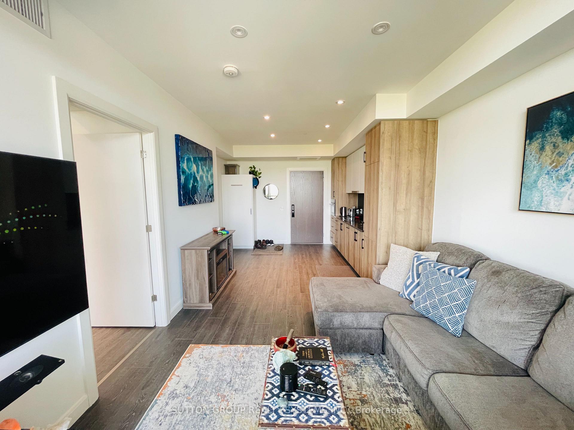 Front of Unit 901, 741 King Street W