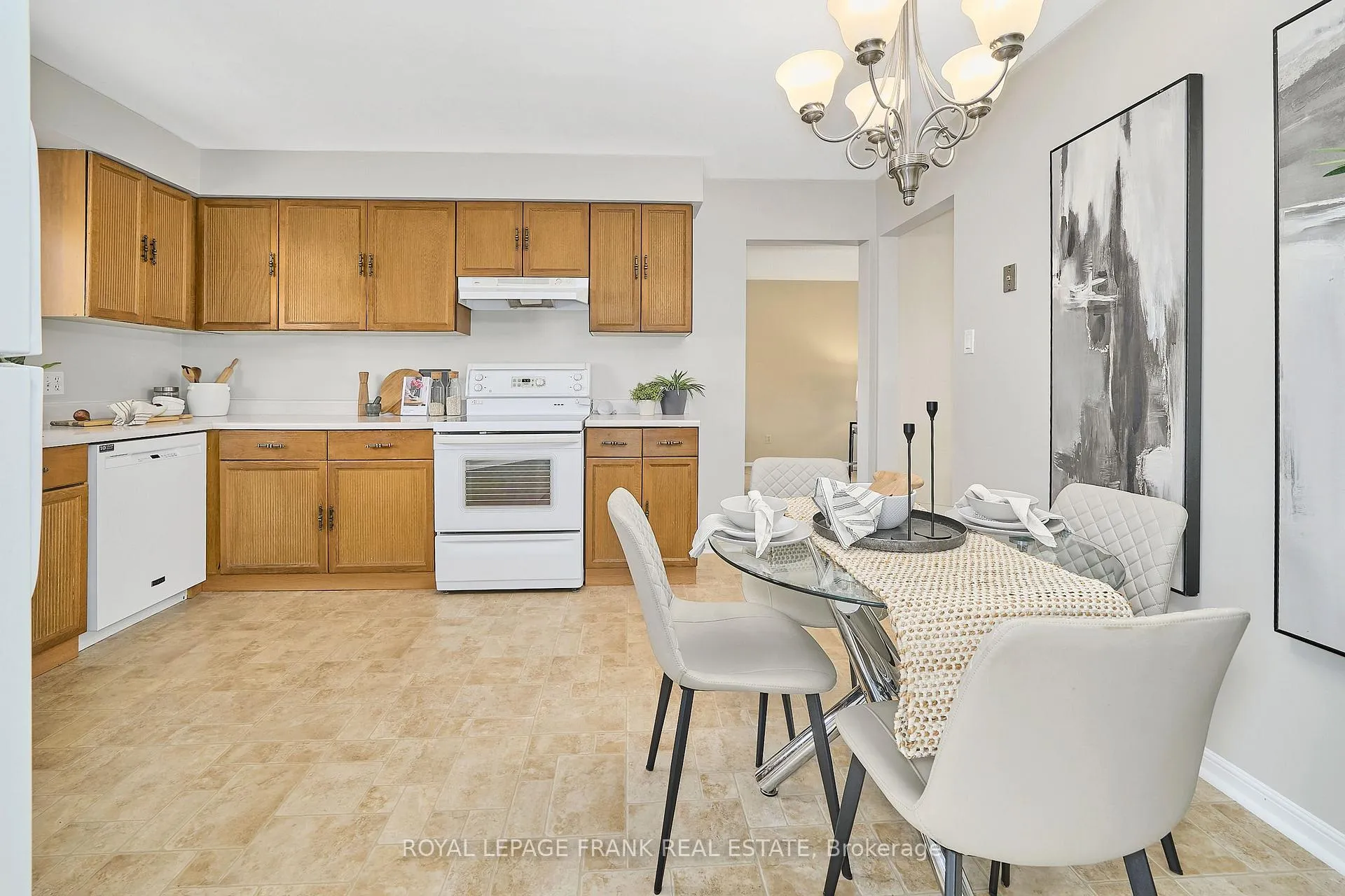 Photo 16 of 3 Hialeah Crescent, Whitby, Blue Grass Meadows — HOMEH