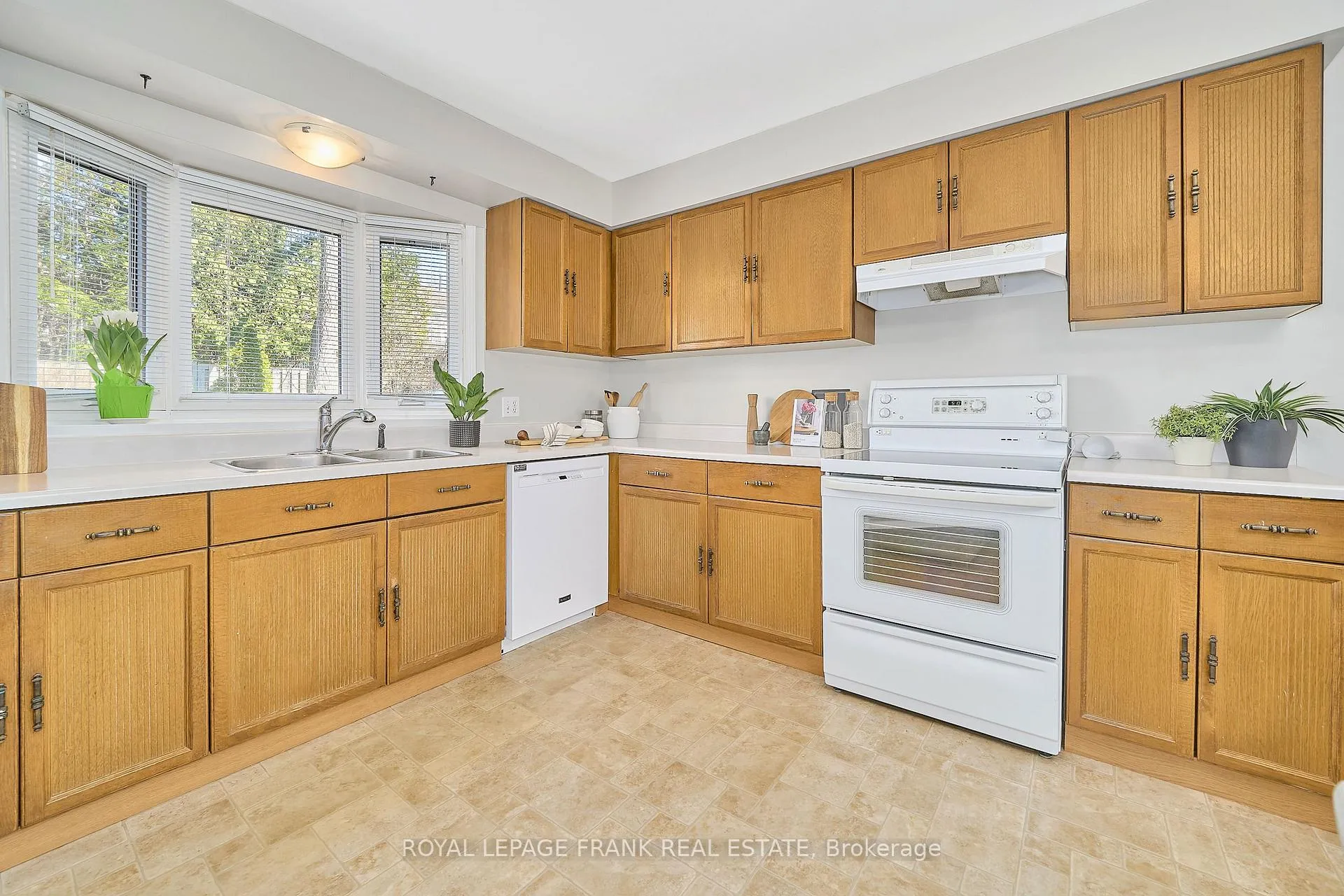 Photo 17 of 3 Hialeah Crescent, Whitby, Blue Grass Meadows — HOMEH