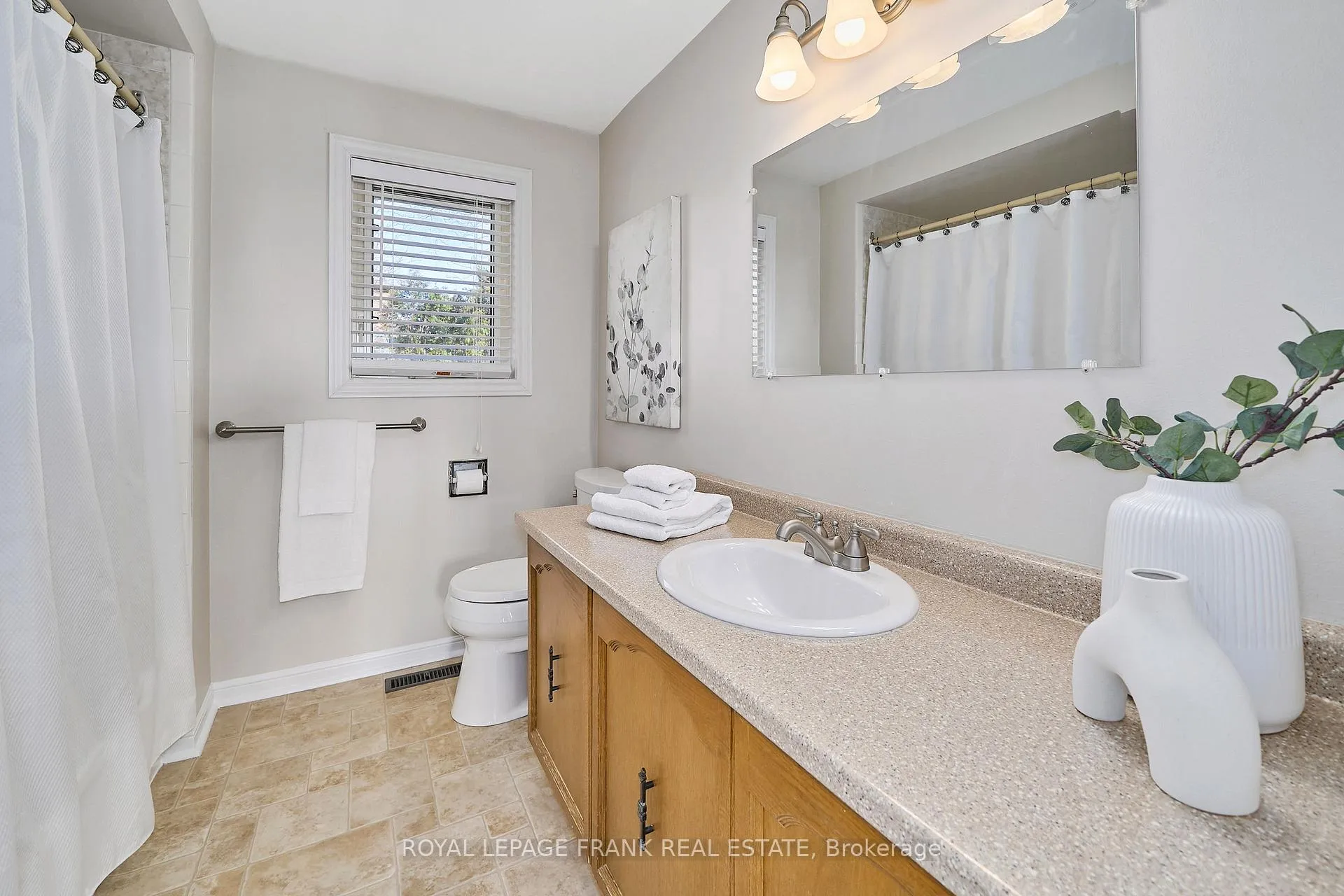 Photo 35 of 3 Hialeah Crescent, Whitby, Blue Grass Meadows — HOMEH