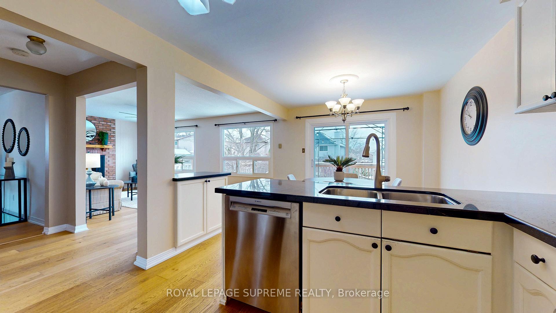 Photo 14 of 124 Browning Trail, Barrie, Letitia Heights — HOMEH