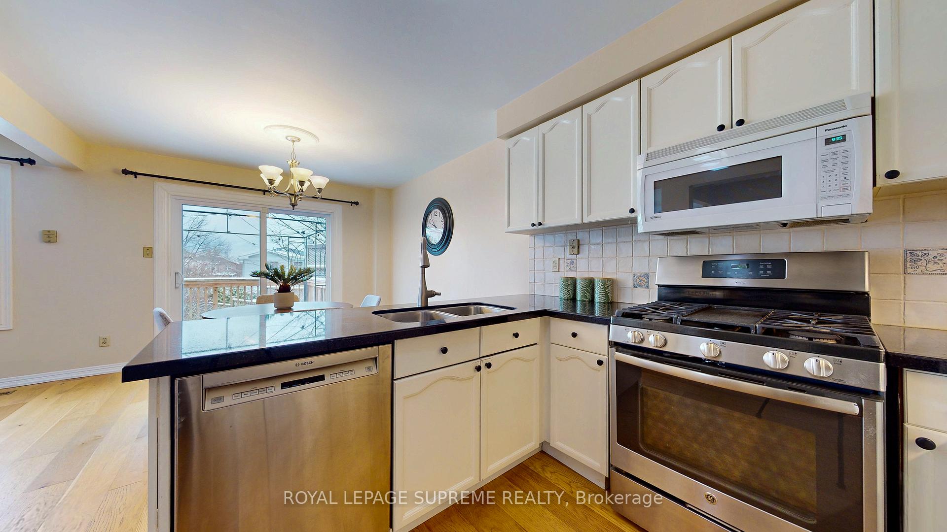 Photo 16 of 124 Browning Trail, Barrie, Letitia Heights — HOMEH