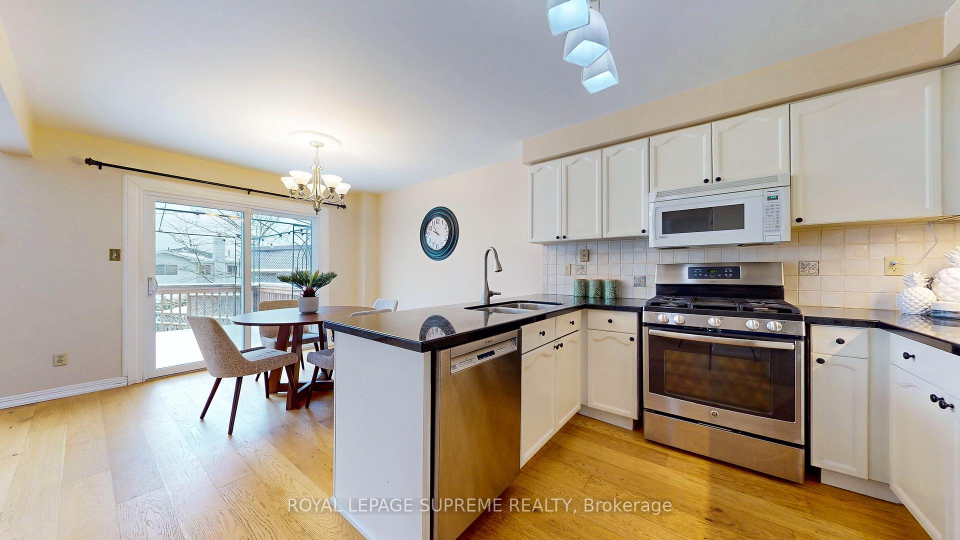 Photo 19 of 124 Browning Trail, Barrie, Letitia Heights — HOMEH