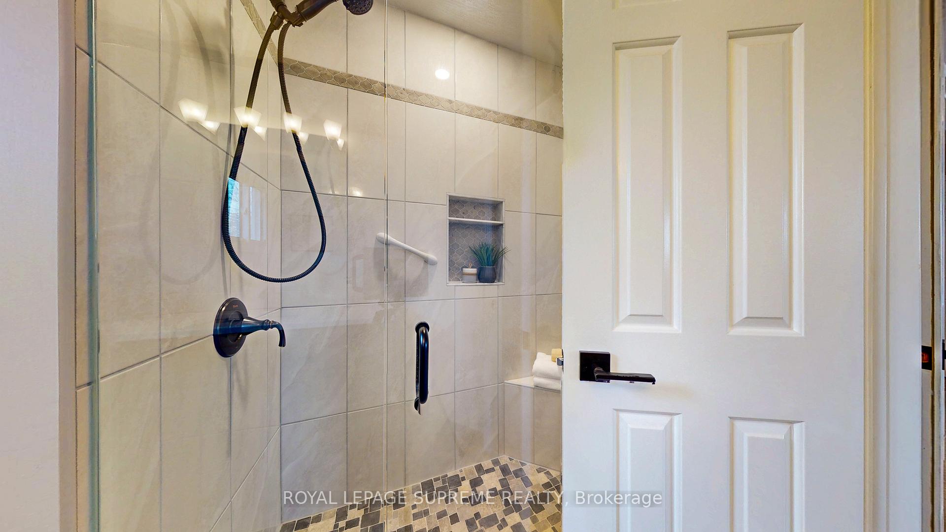 Photo 25 of 124 Browning Trail, Barrie, Letitia Heights — HOMEH