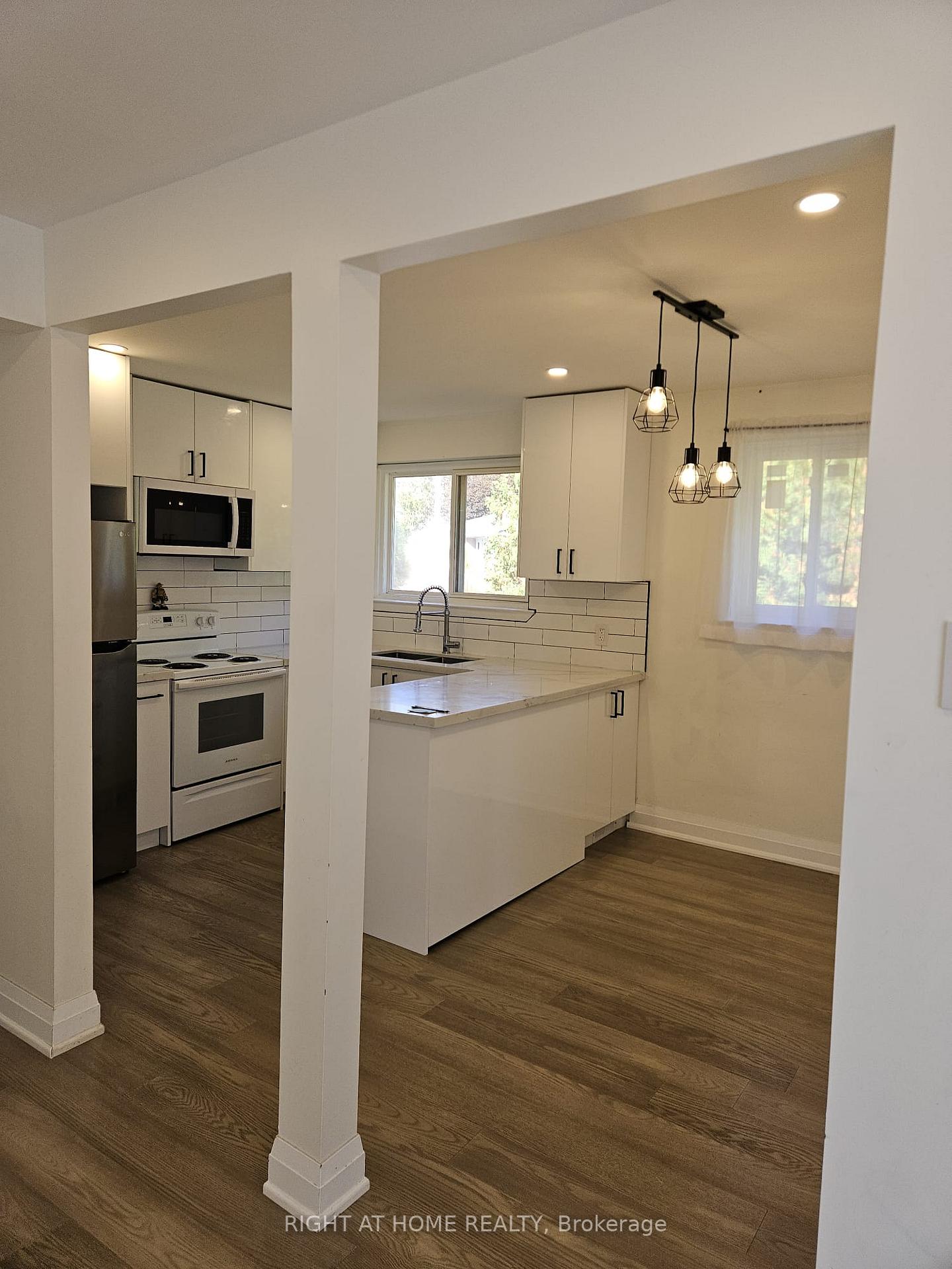 Photo 10 of 4 Jasper Drive, Aurora, Aurora Heights — HOMEH